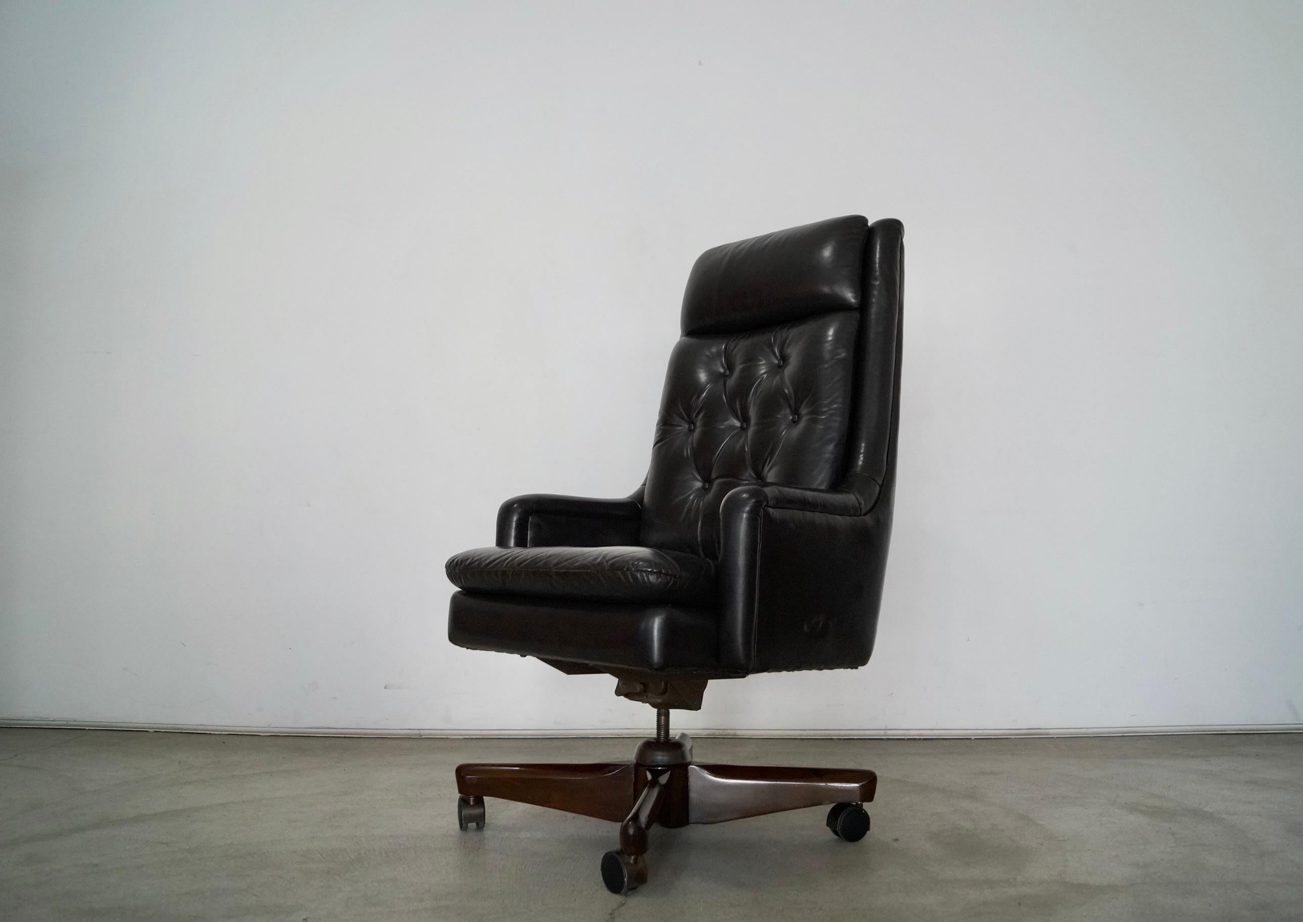 Late 20th Century Vintage Tufted Leather Monteverdi-Young Executive Office Desk Chair