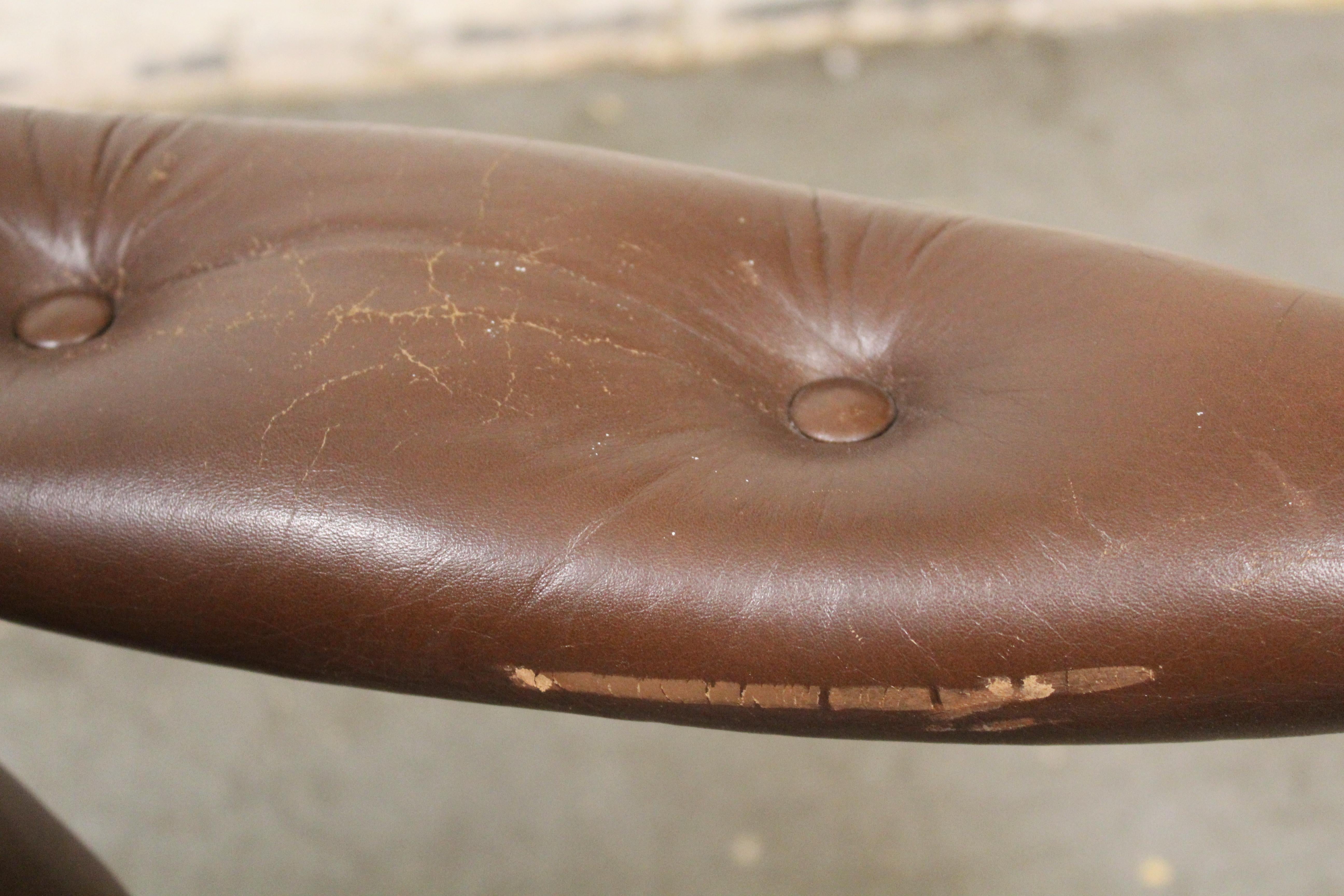 Chaises vintage en cuir touffeté d'après Arne Norell en vente 5