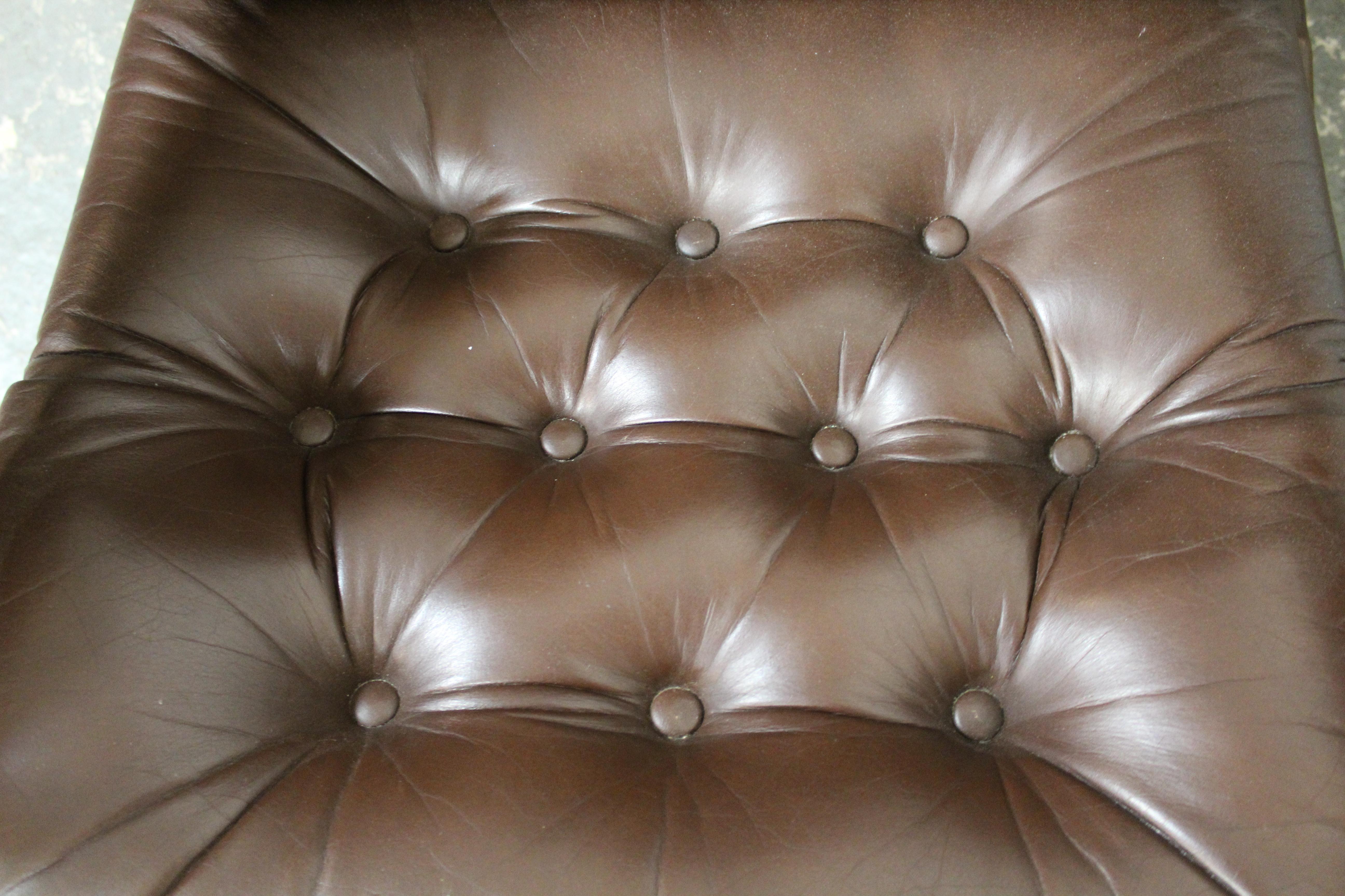 Chaises vintage en cuir touffeté d'après Arne Norell en vente 7