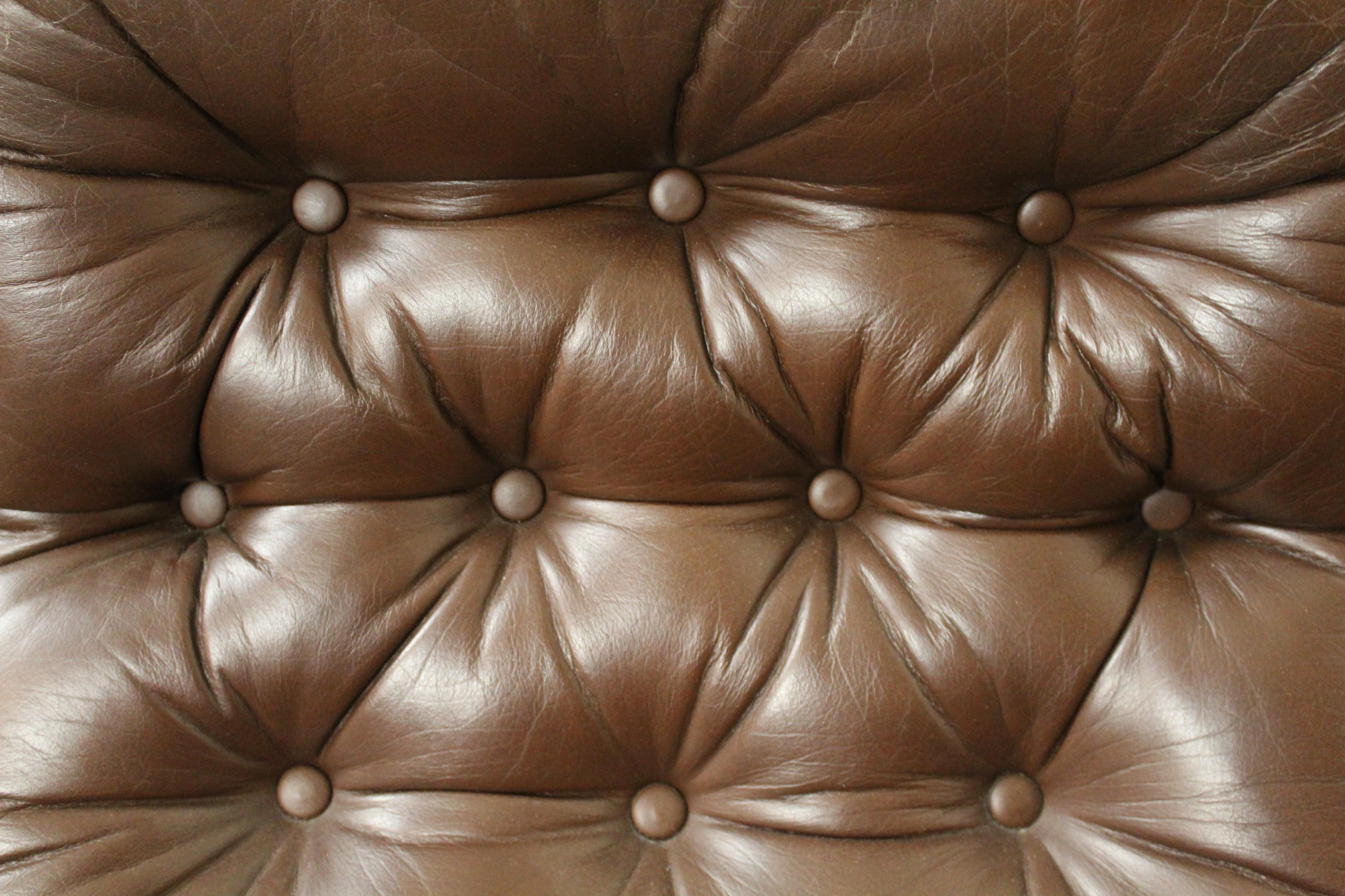 Chaises vintage en cuir touffeté d'après Arne Norell en vente 8