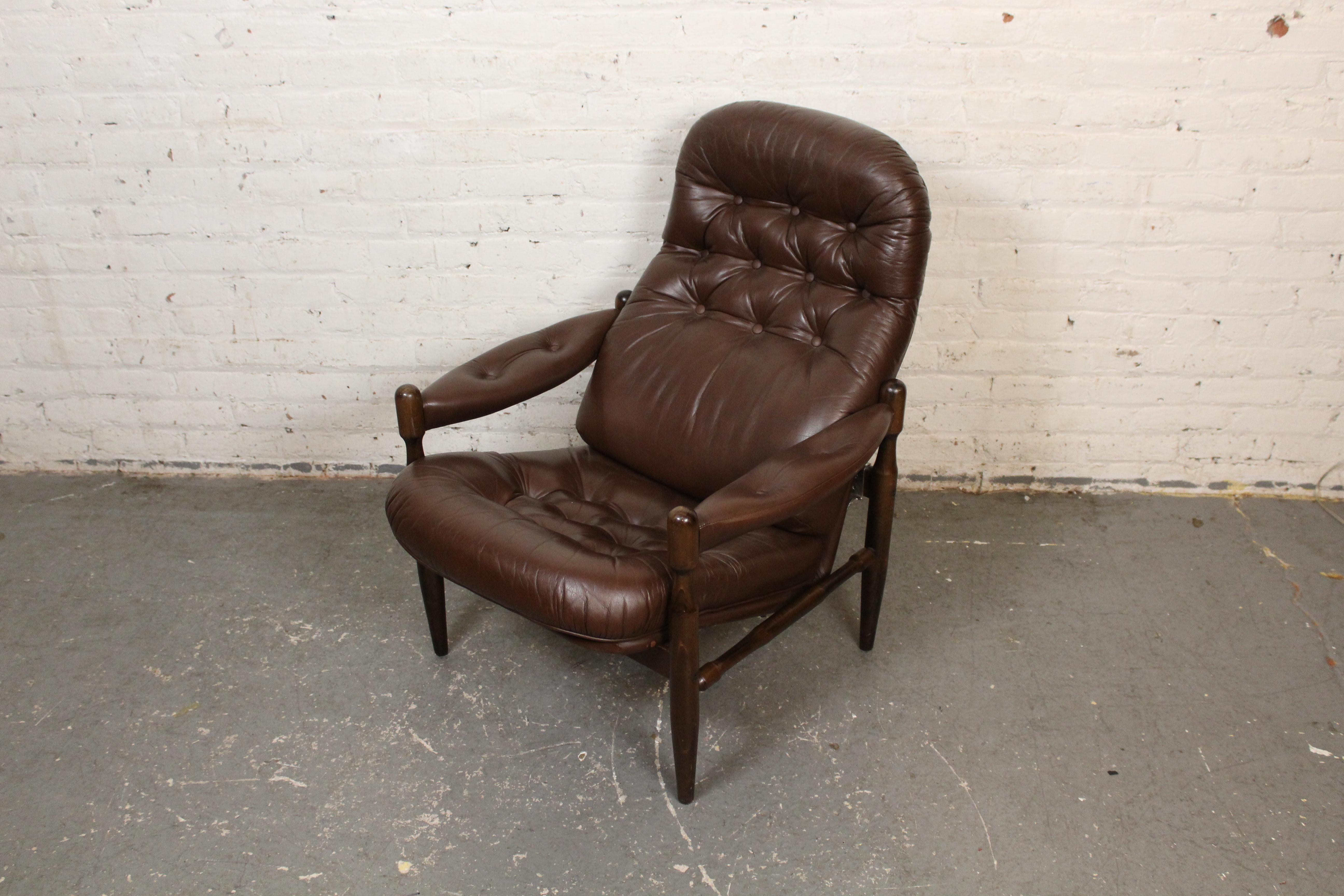 Chaises vintage en cuir touffeté d'après Arne Norell en vente 10
