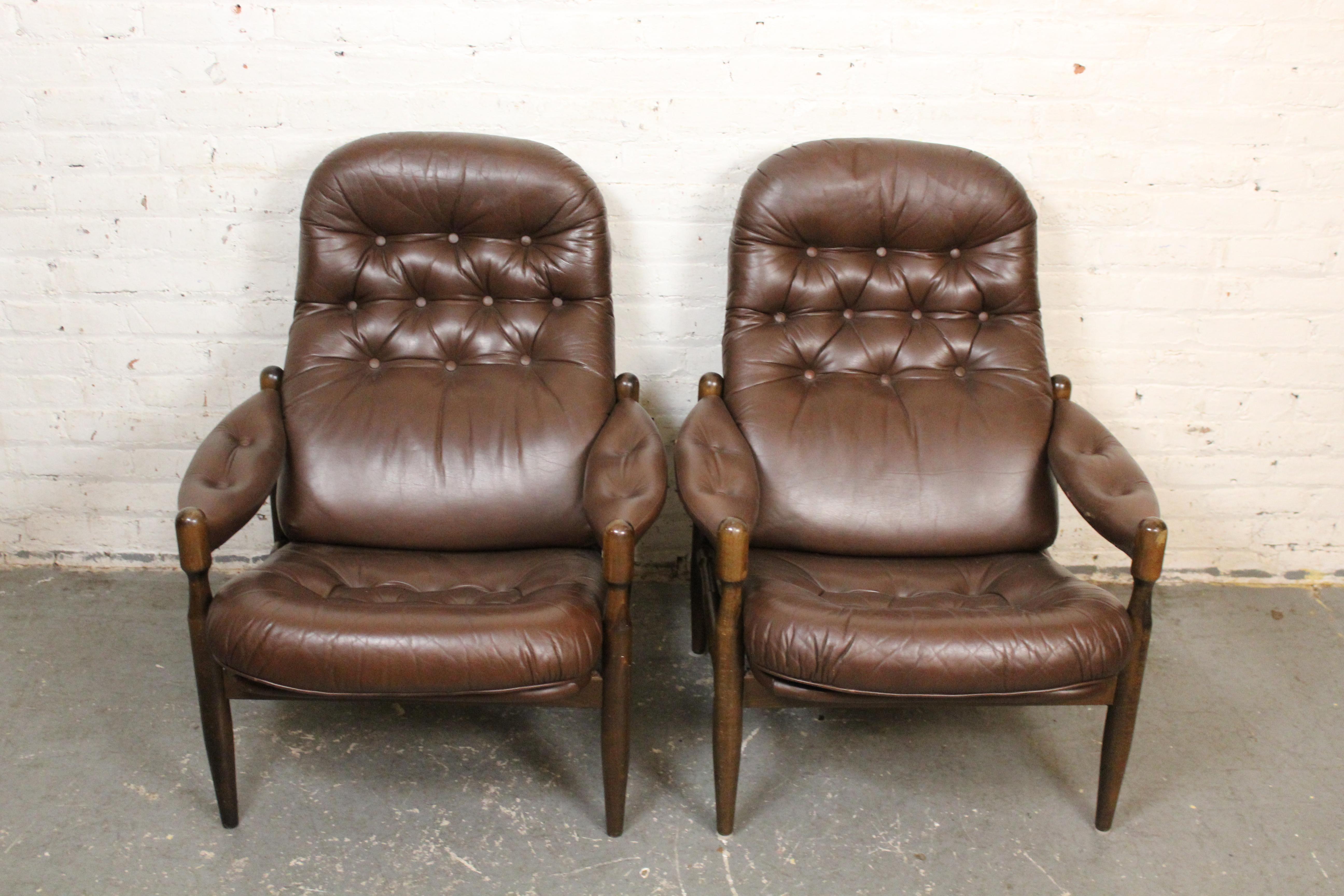 Paire de chaises scoop vintage du milieu du siècle, tapissées d'un riche cuir brun chocolat sur des cadres en chêne tourné. Le design intemporel inspiré de 