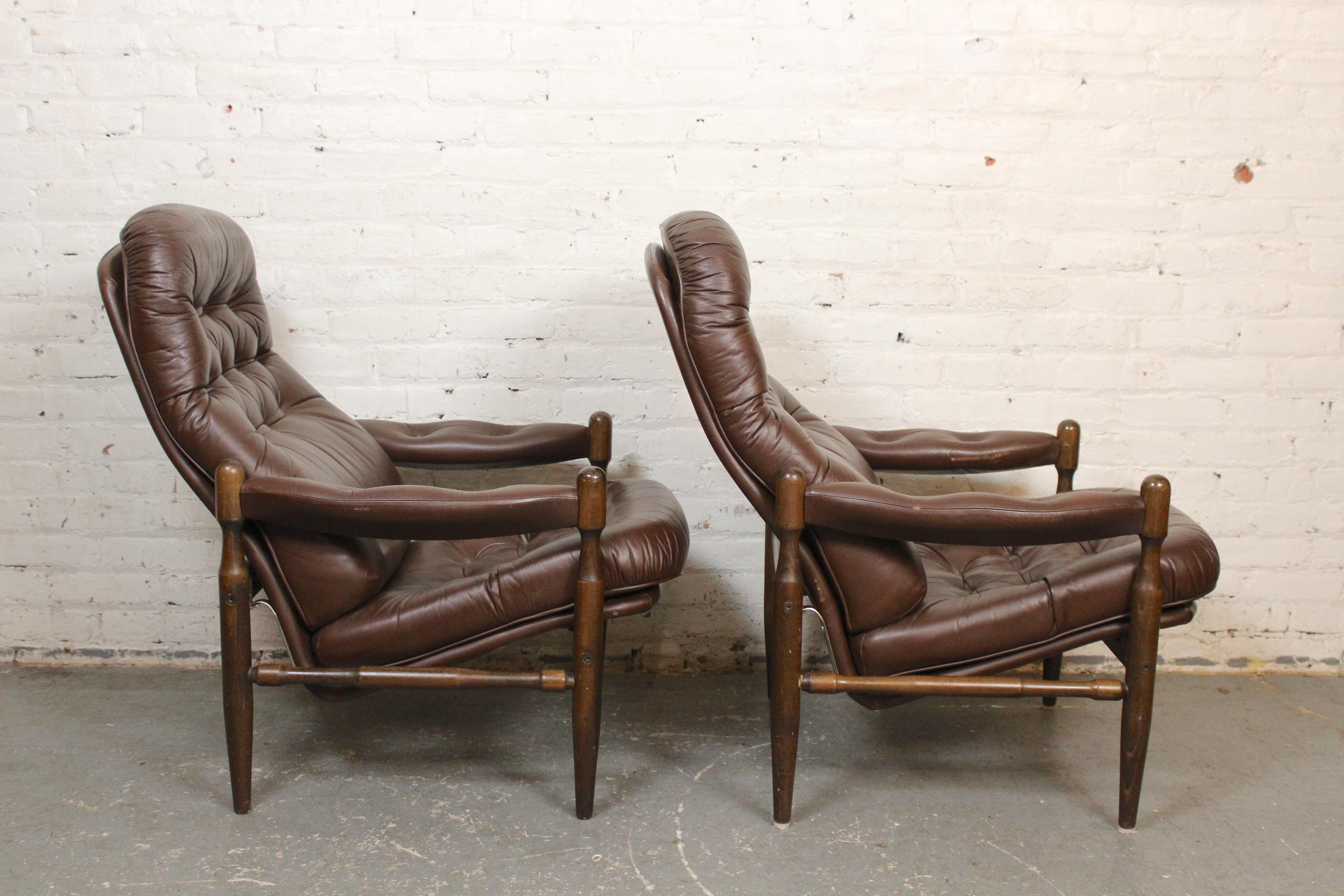 Mid-Century Modern Chaises vintage en cuir touffeté d'après Arne Norell en vente