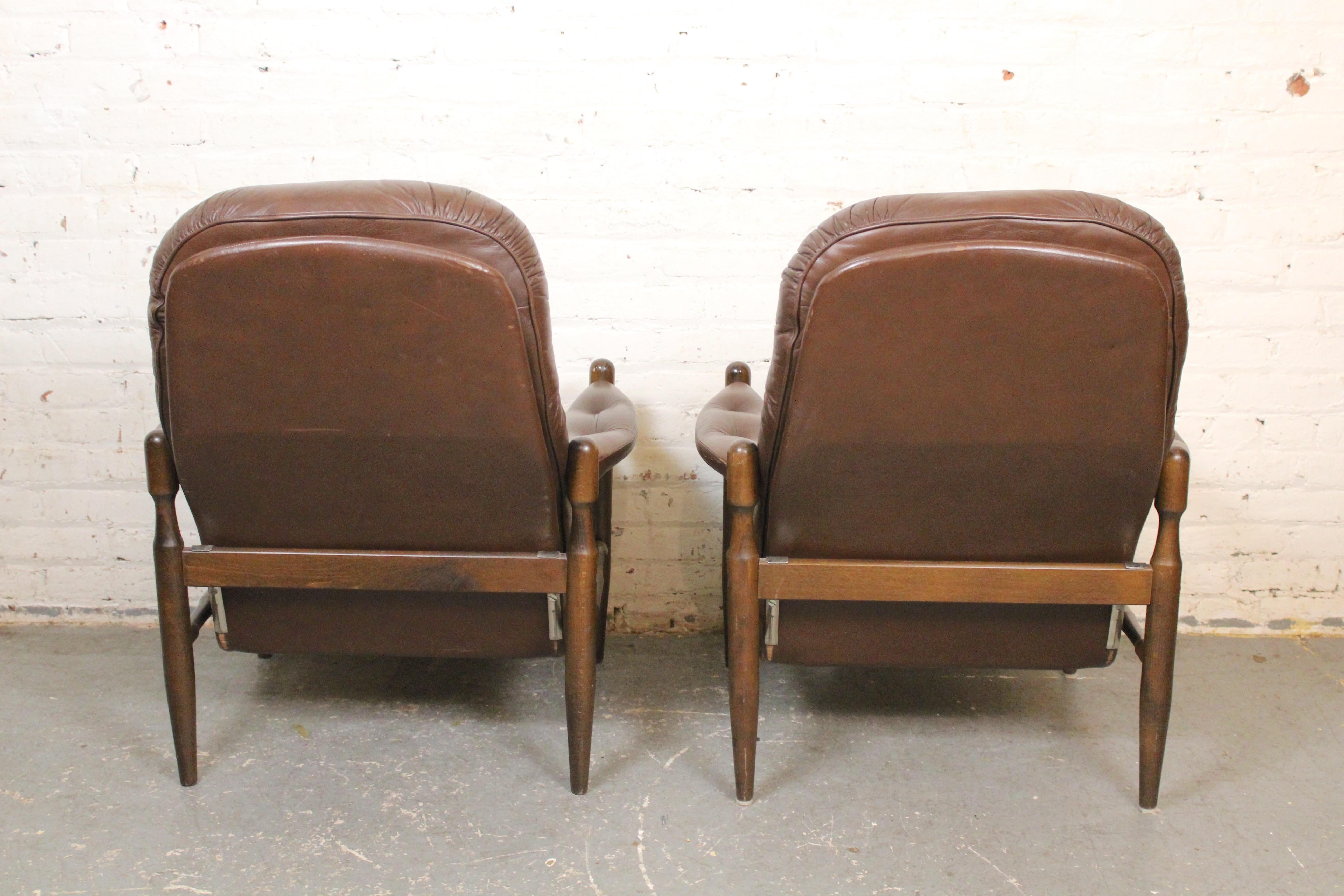Tourné Chaises vintage en cuir touffeté d'après Arne Norell en vente