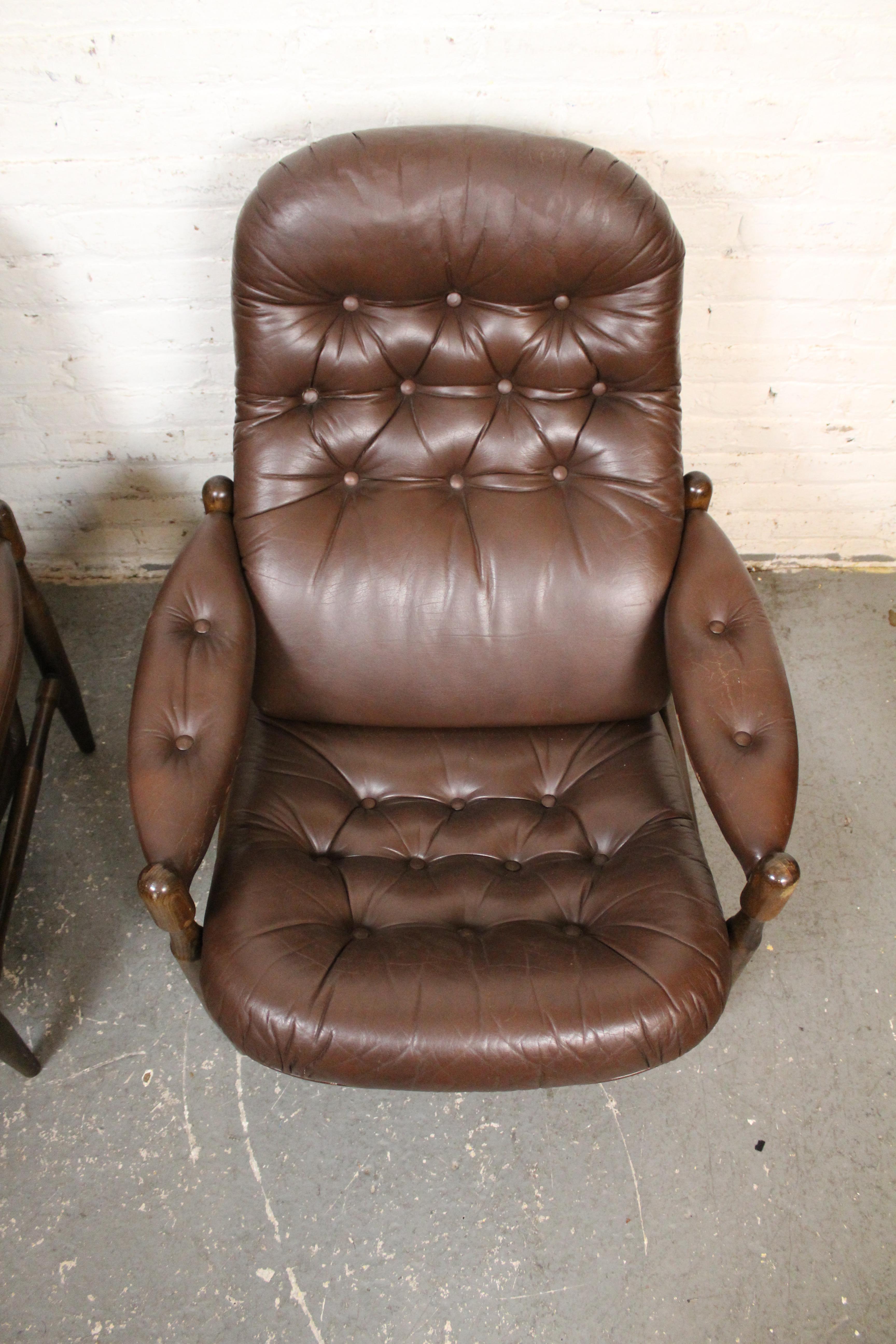20ième siècle Chaises vintage en cuir touffeté d'après Arne Norell en vente