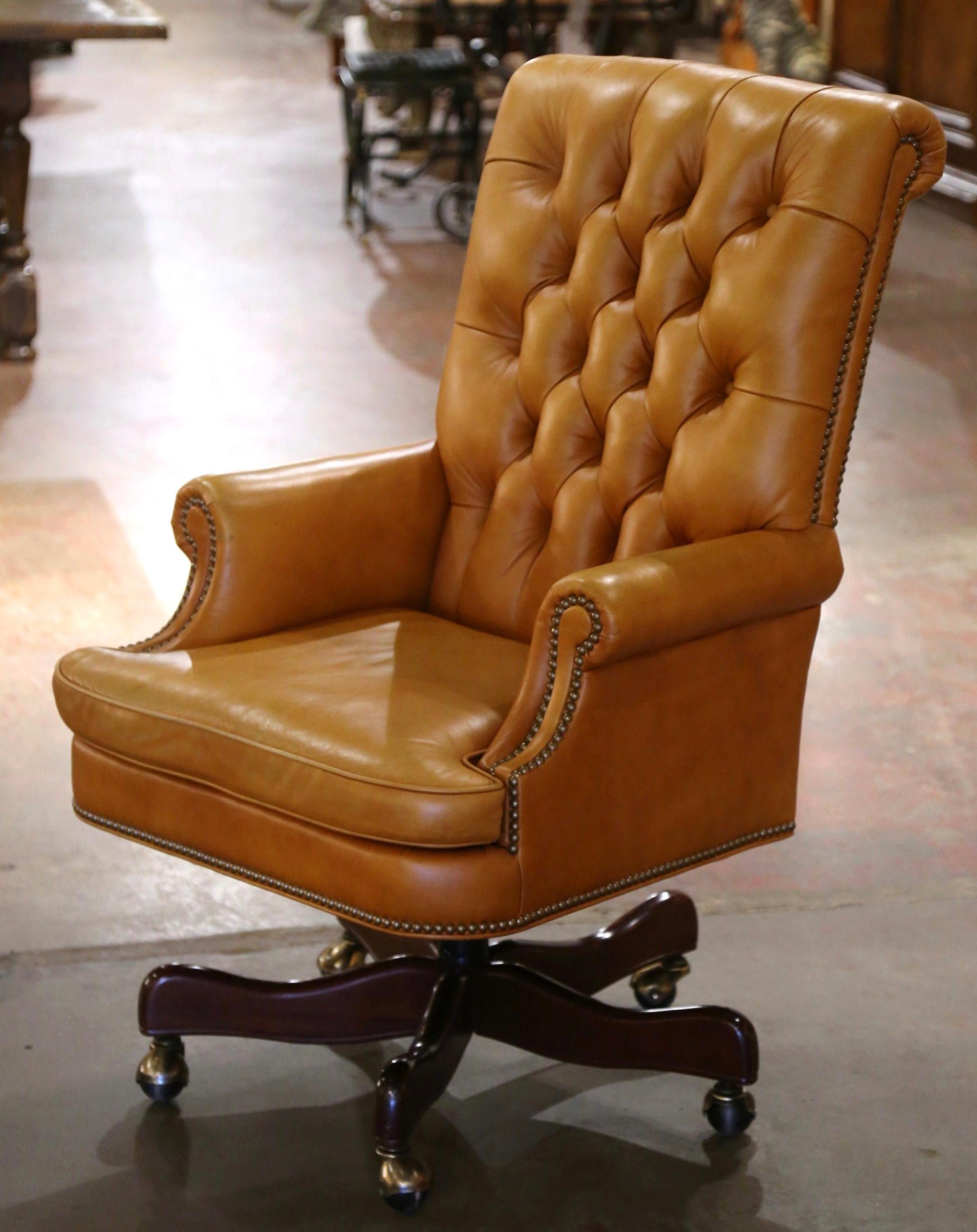 Habillez le bureau ou l'étude d'un homme avec cet élégant fauteuil directeur vintage. Fabriquée à la main vers 1990 dans le style Chesterfield par Hancocks et Moore, la chaise repose sur une base pivotante avec des pieds en bois d'acajou se