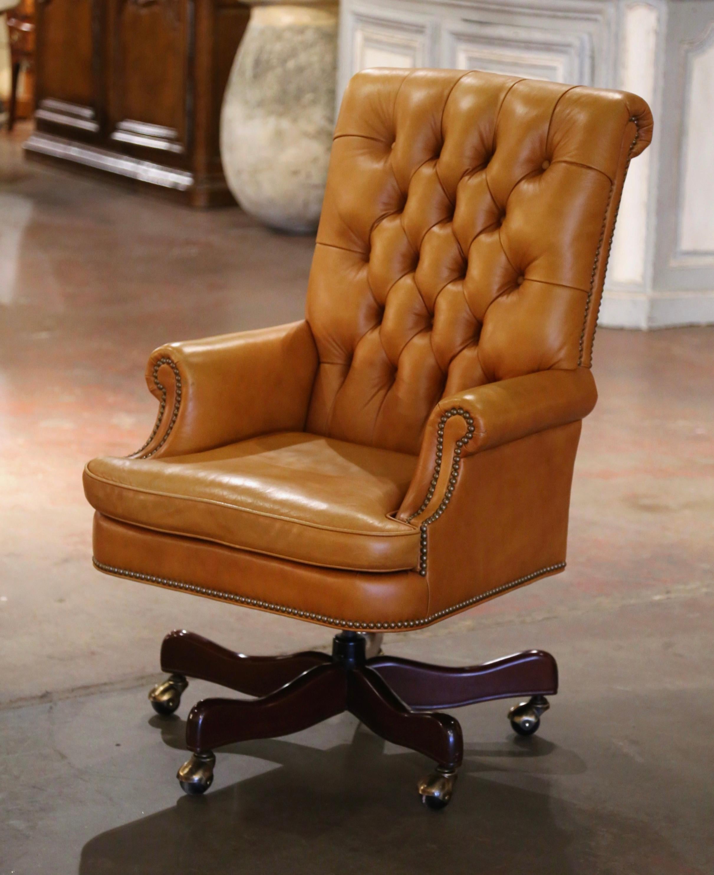 Fait main Fauteuil de bureau vintage touffeté en cuir pivotant sur roulettes par Hancock & Moore