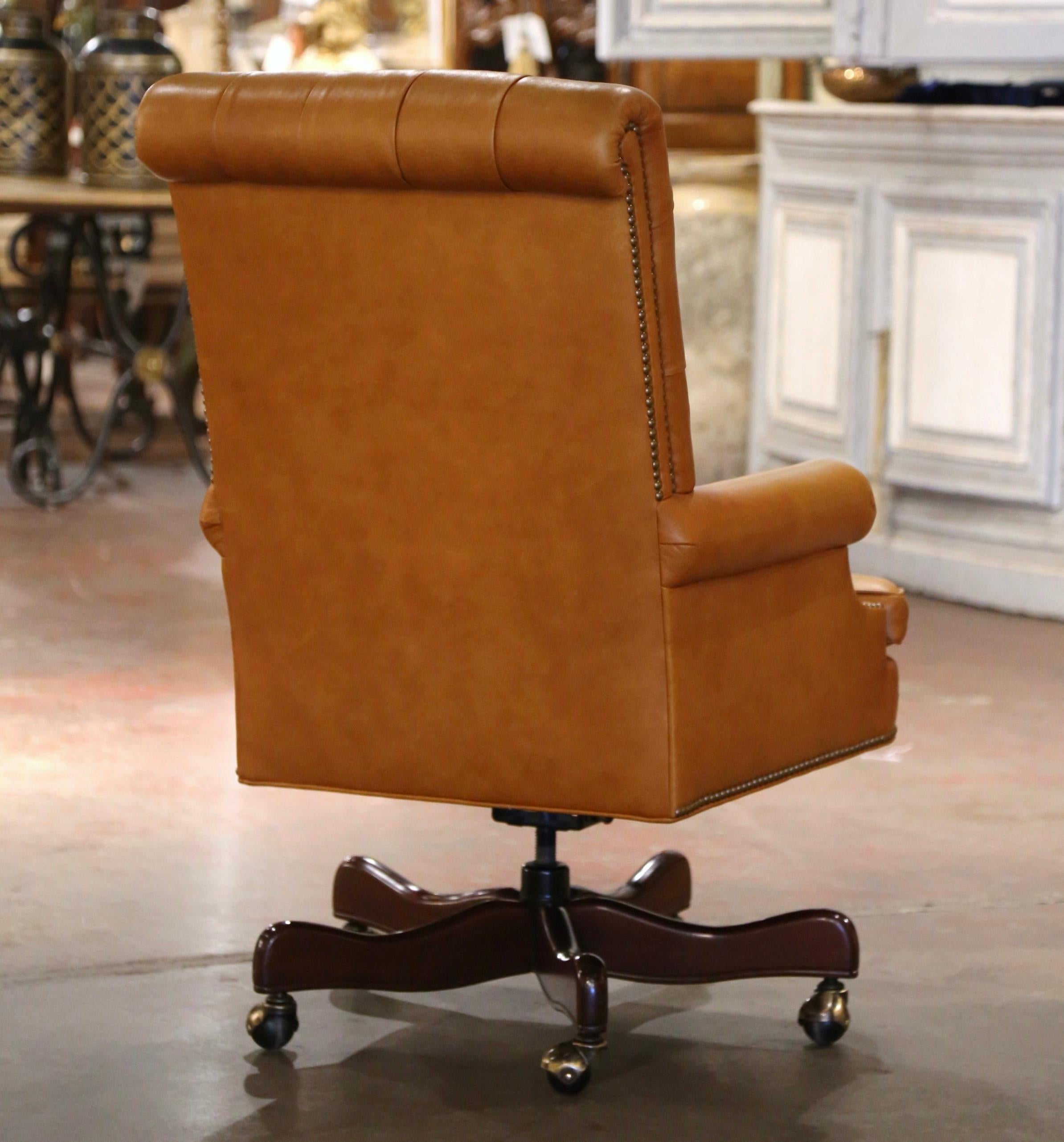 20ième siècle Fauteuil de bureau vintage touffeté en cuir pivotant sur roulettes par Hancock & Moore