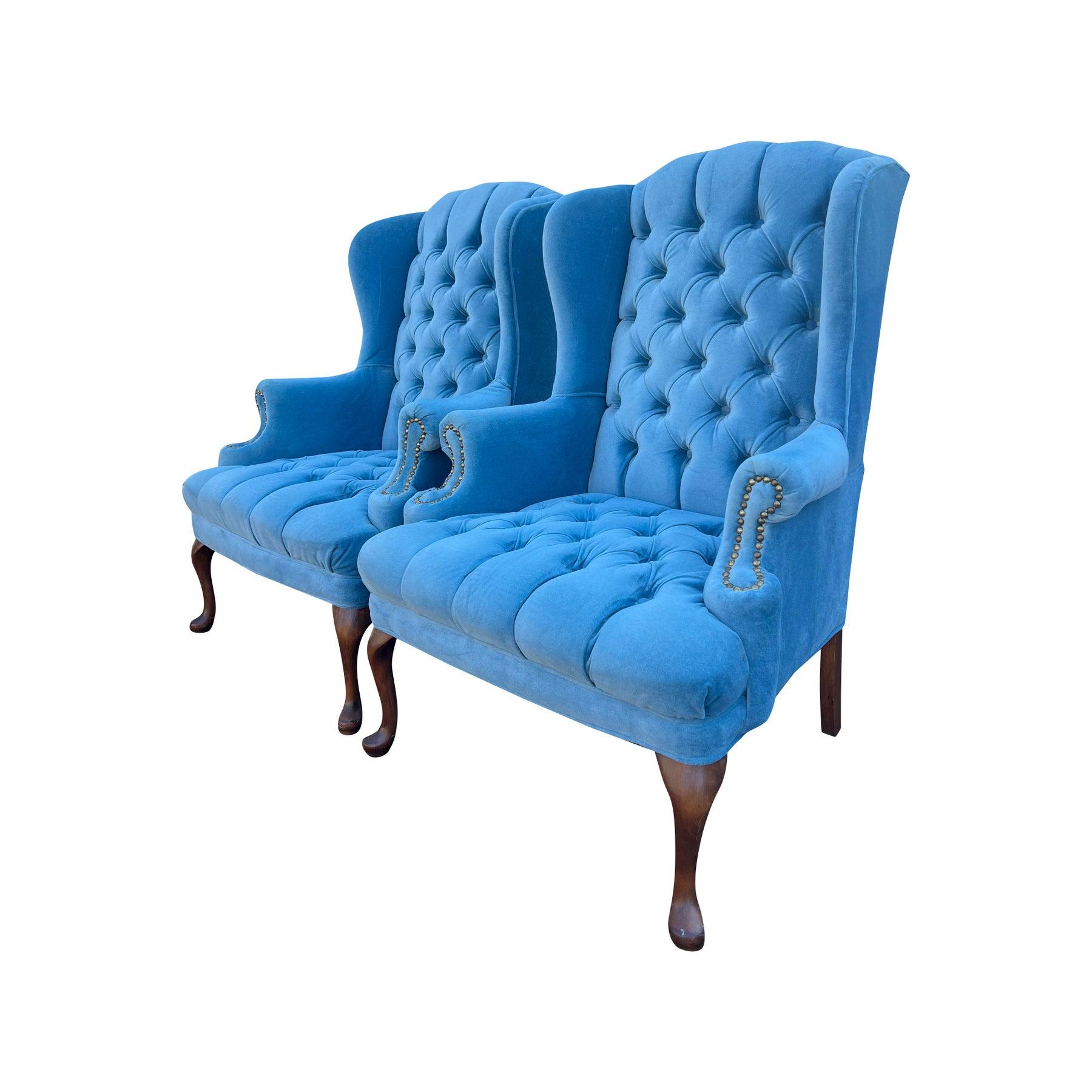 Vintage Tufted Queen Anne Stühle in Powder Blue - ein Paar!

Dieses schöne, saubere und bequeme Paar Beistell- oder Akzentstühle im Vintage-Queen-Anne-Stil zeichnet sich durch ein elegantes, getuftetes Design aus. Diese Stühle sind mit einem schönen