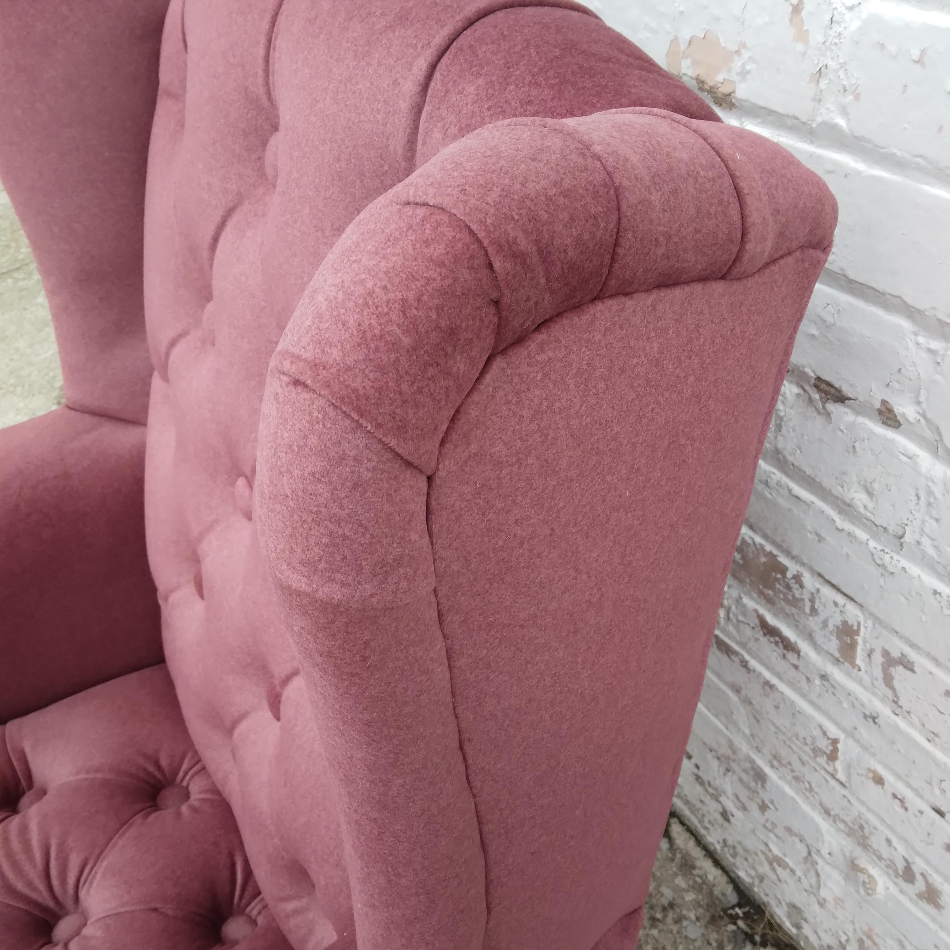 Vintage Tufted Wingback Chair aus rosa Chenille (Queen Anne) im Angebot