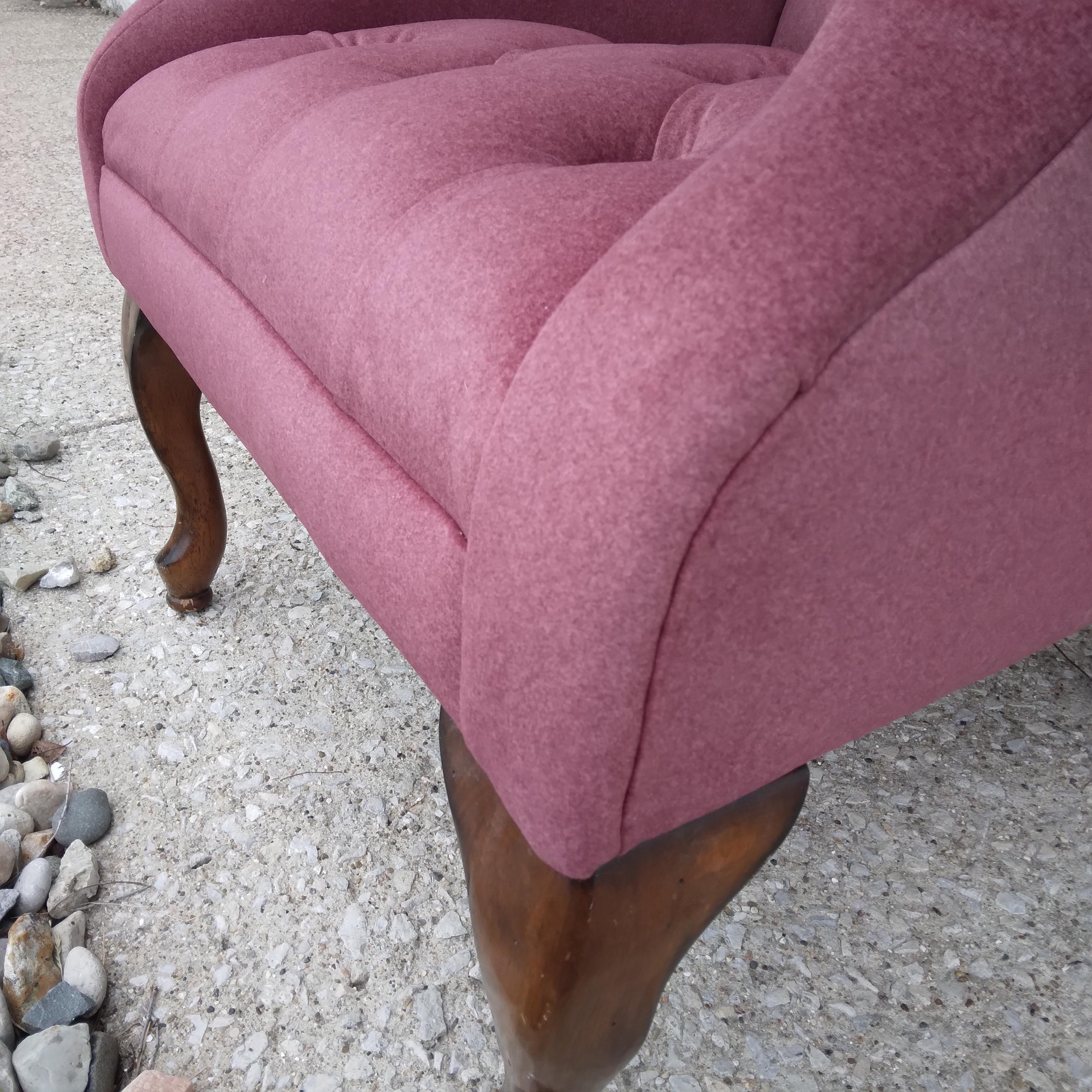 Vintage Tufted Wingback Chair aus rosa Chenille im Zustand „Gut“ im Angebot in Munster, IN