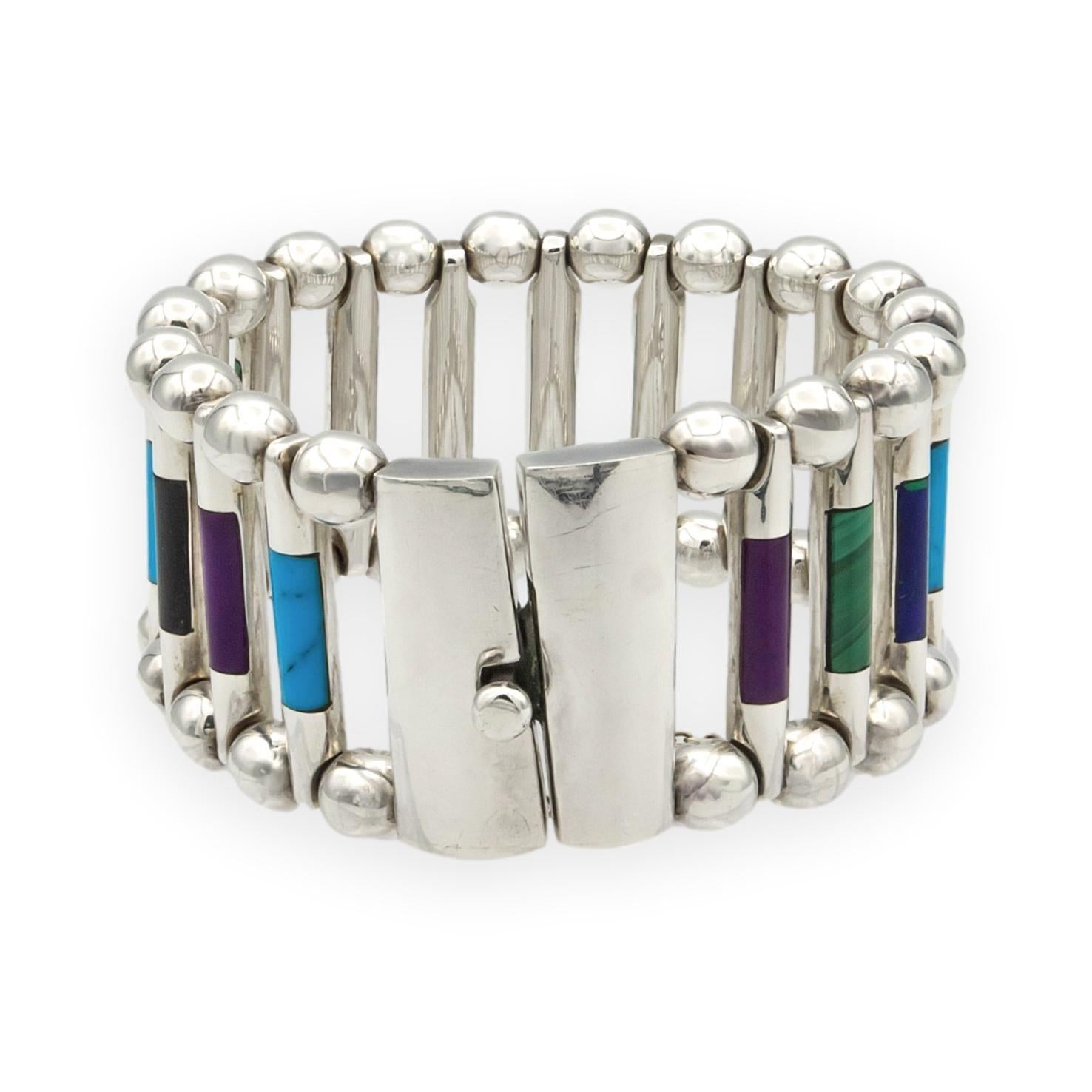 Un grand, lourd, Vintage 1970 Mexican modernist bracelet par TUKA (région de Taxco au Mexique) en argent sterling massif. Le design présente deux rangées de perles en argent poli, reliées par des barres tubulaires en forme d'ogive, avec des stations