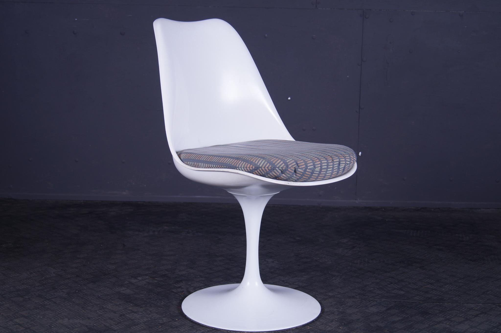 Vintage tulip chair by Eero Saarinen
 
Chair model 'Tulip' clear white metal with a finish. Fixed shell is filled with an updated, removable cushion with an Space Age fabric. The 'Tulip' is a mythical chair from the 1950s. It was designed in 1956