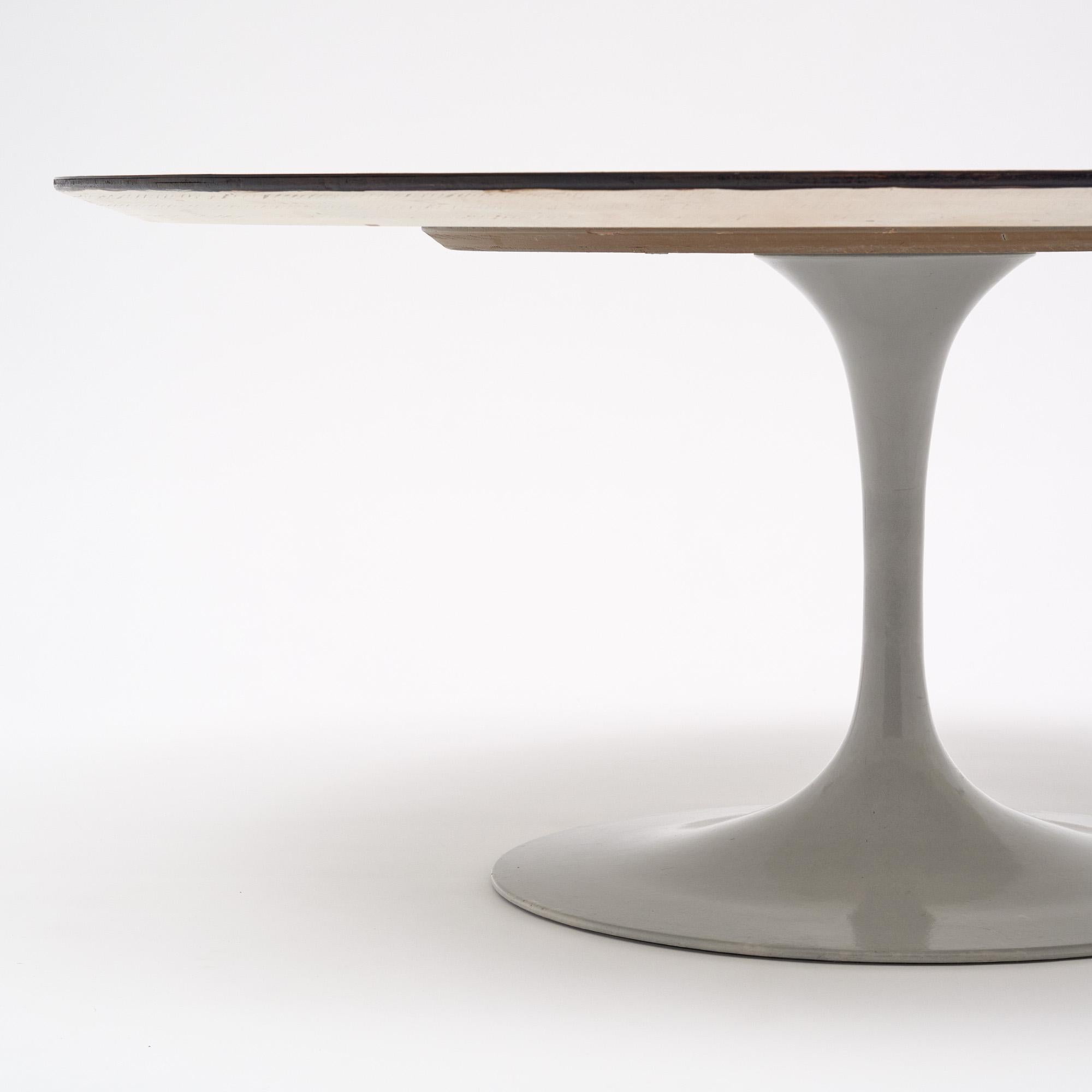 Vintage Tulip Coffee Table (Französisch) im Angebot