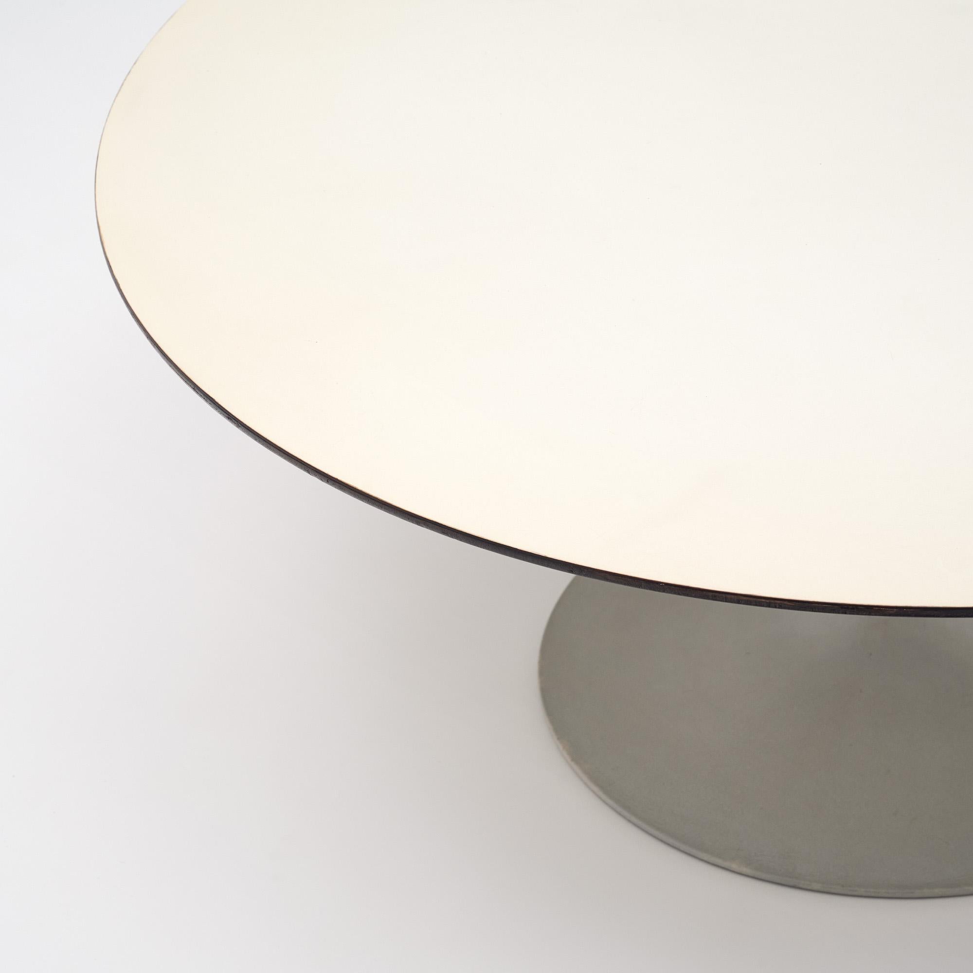Vintage Tulip Coffee Table im Zustand „Gut“ im Angebot in Austin, TX