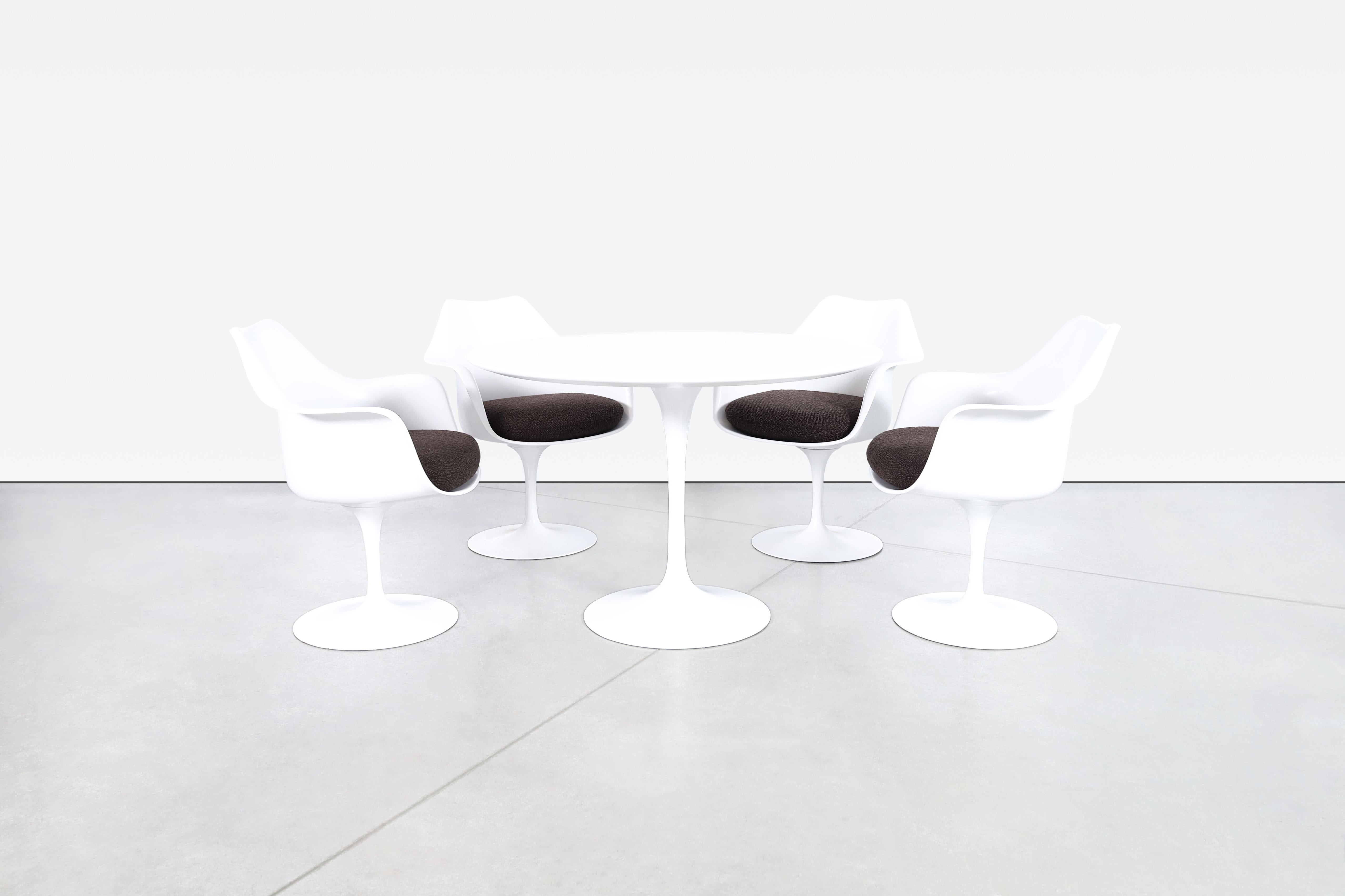 The tulip dining set designed by Eero Saarinen for Knoll in the 1960s is a true masterpiece of mid-century modern design. The set includes a stunning tulip dining table and four matching tulip armchairs that swivel, creating a look that is both