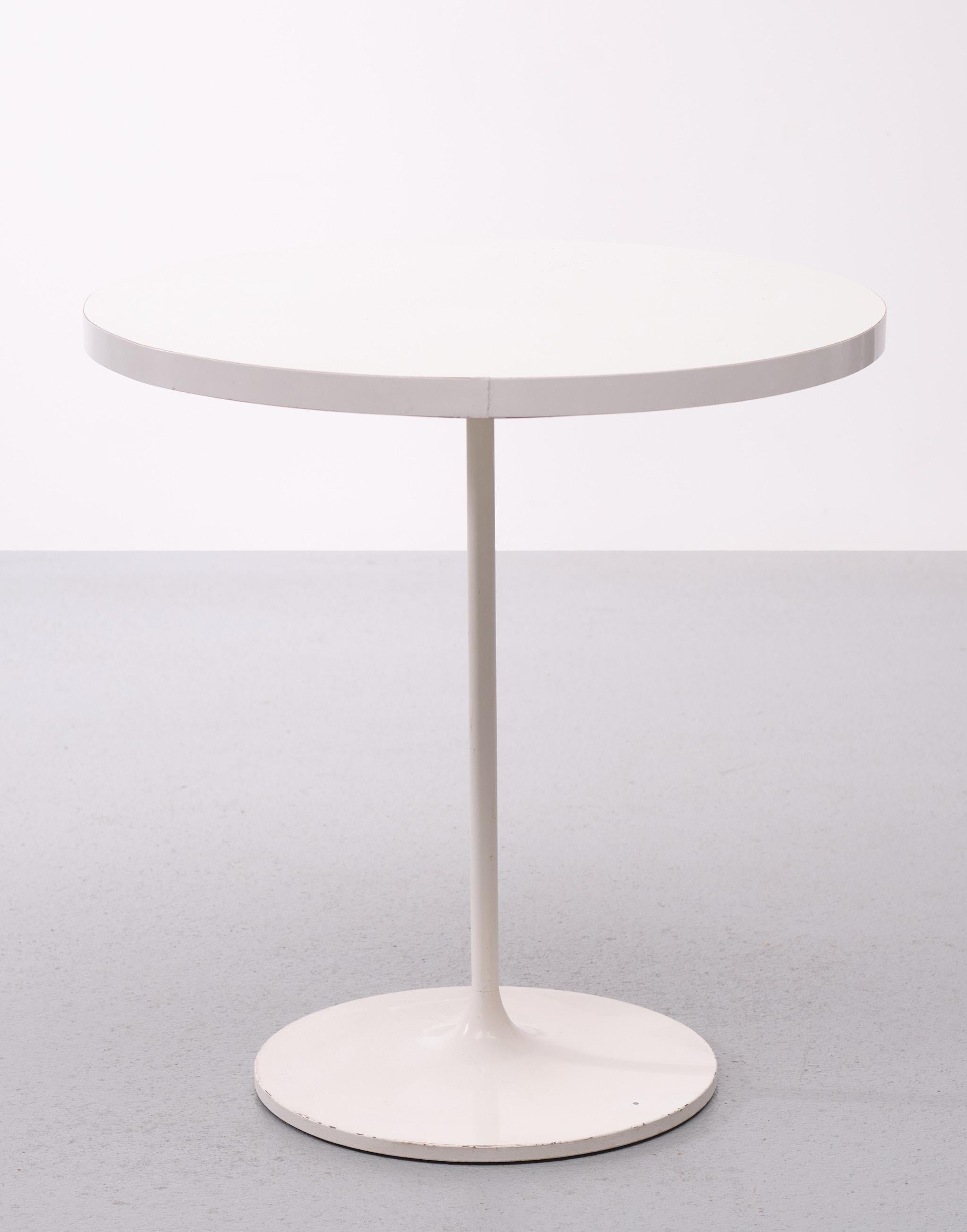 Very nice tulip side table. Solid steel base, comes with a Laminated 
top. 1960s.
