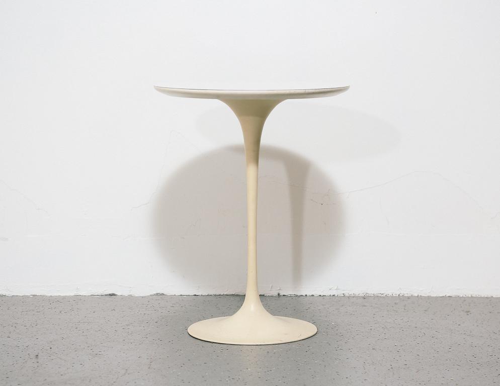 Vintage tulip table by Eero Saarinen for Knoll. Laminate top and painted metal base.