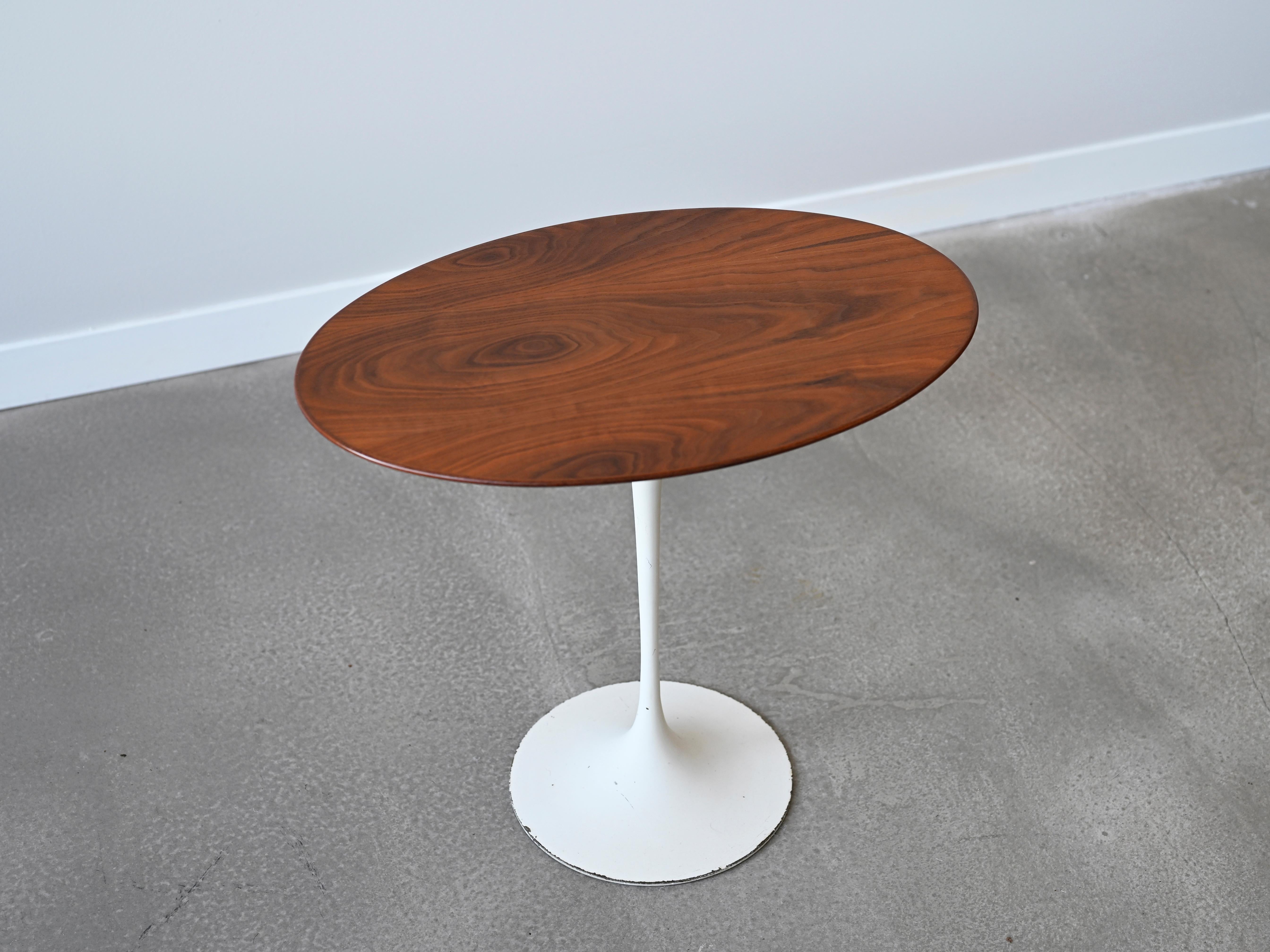 Vintage tulip side table with a stunning oval top in walnut designed by Eero Saarinen for Knoll.

Designer: Eero Saarinen

Manufacturer: Knoll

Origin: USA

Year: 1950s

Style: Mid Century Modern

Dimensions: 22.5