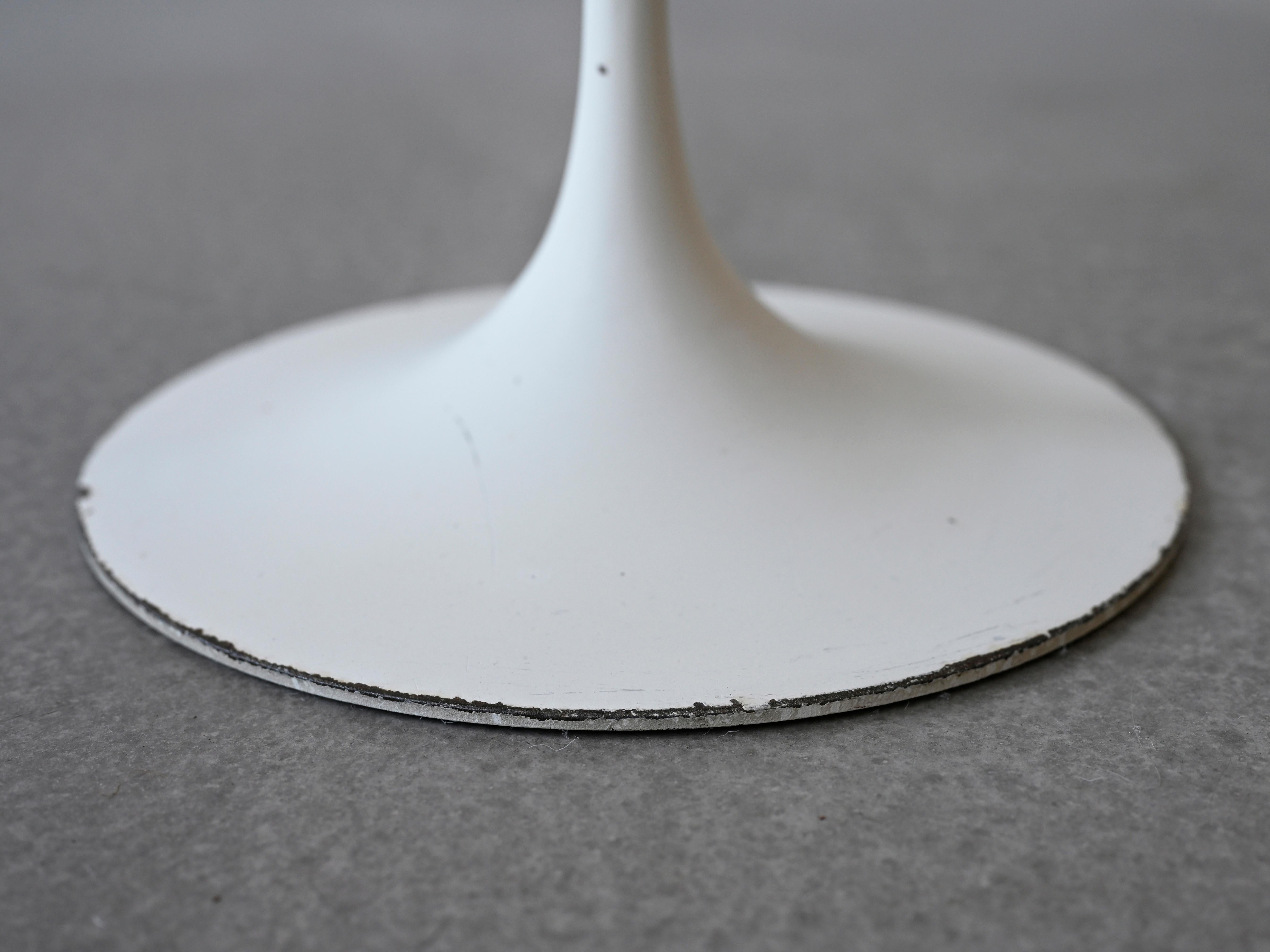 20th Century Vintage Tulip Side Table with Oval Walnut Top by Eero Saarinen for Knoll For Sale