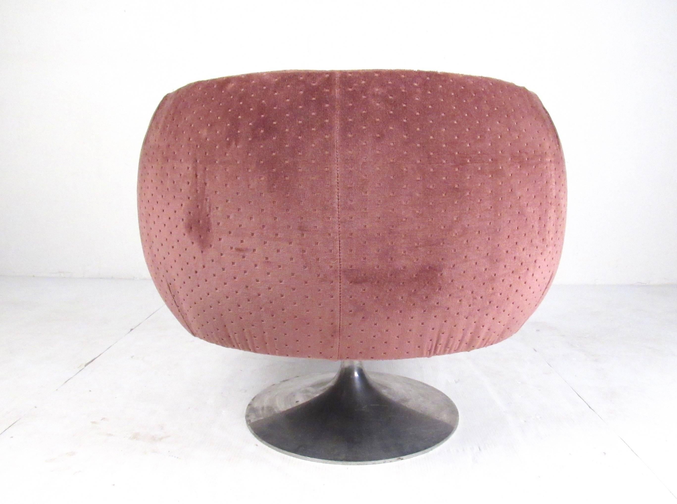 Vintage Tulip Swivel Chair after Jeffery Bernett In Good Condition In Brooklyn, NY