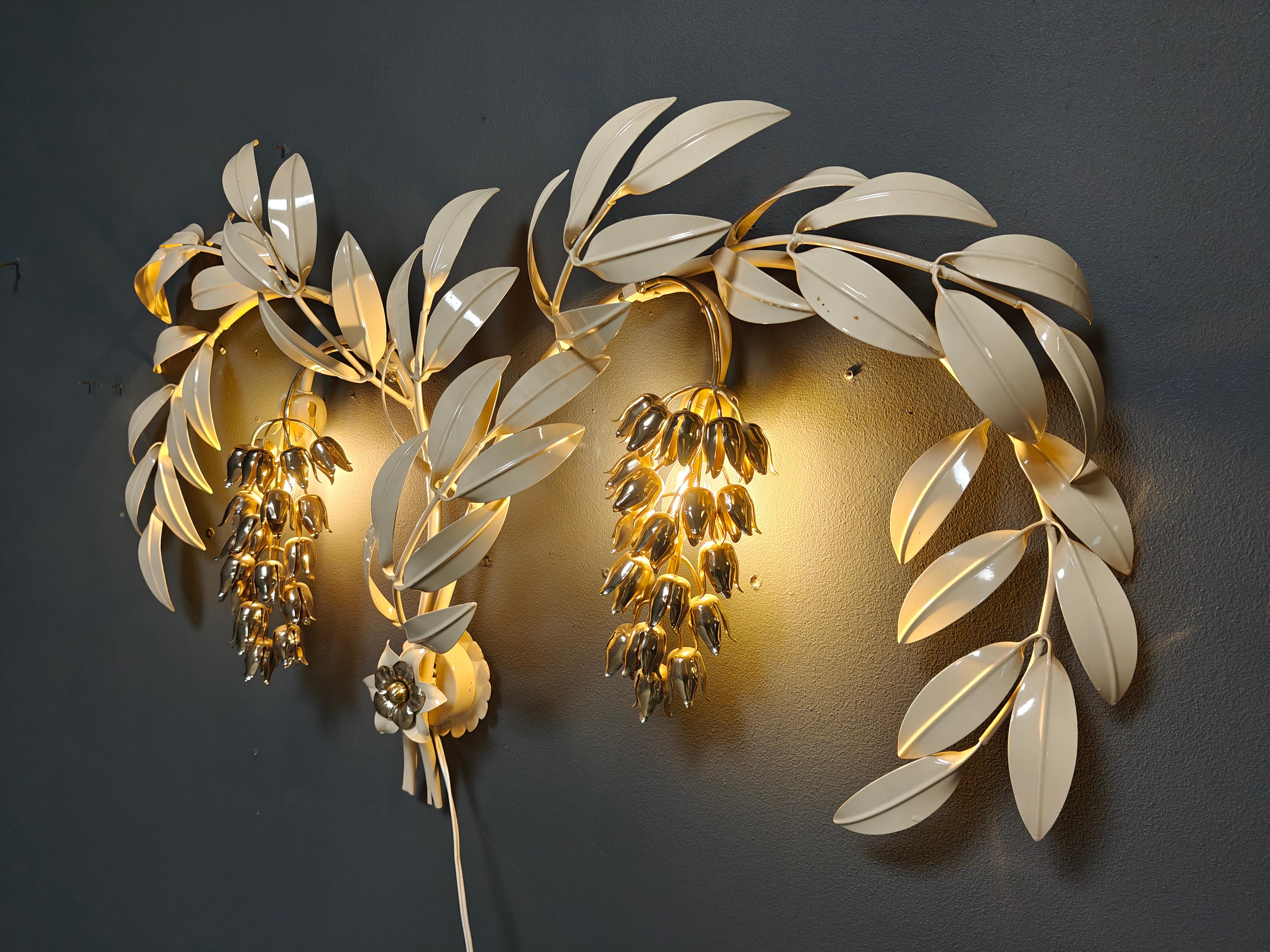 
Aplique vintage de metal blanco y oro de Hans Kögl con hojas y tulipanes.

El aplique tiene 2 puntos de luz.

Probado y listo para usar.

años 70 - Italia

Dimensión:
Altura: 60 cm
Anchura: 105 cm
profundidad: 15 cm

Ref: 25092501

*Todas las