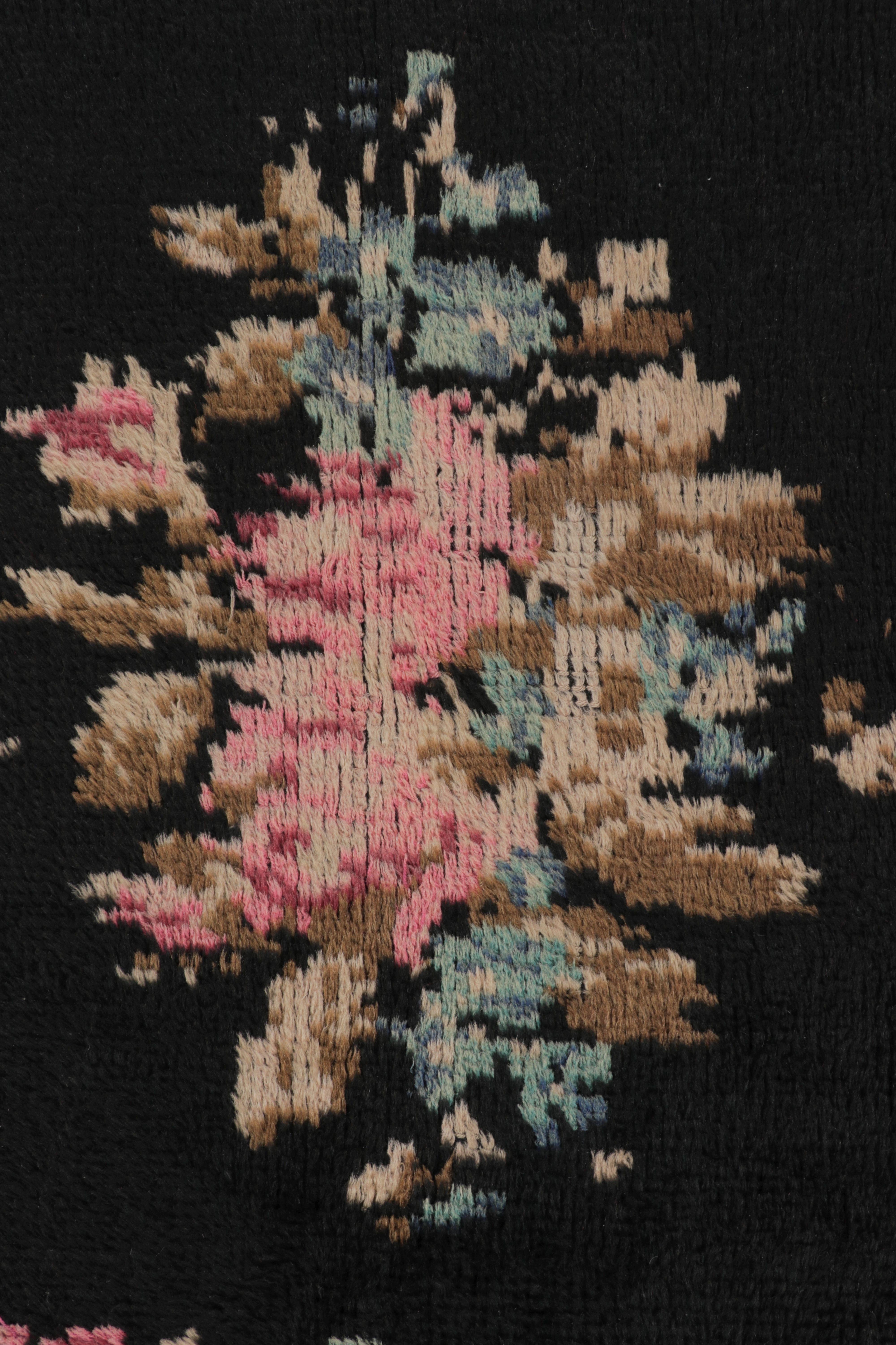 Dieser in der Türkei aus hochfloriger Wolle handgeknüpfte Tulu-Teppich im Format 5x6 ist eine hervorragende Ergänzung der Kollektion traditioneller türkischer Textilien von Rug & Kilim. Sein kühnes schwarzes Feld mit traditionellem Blumenmuster, das