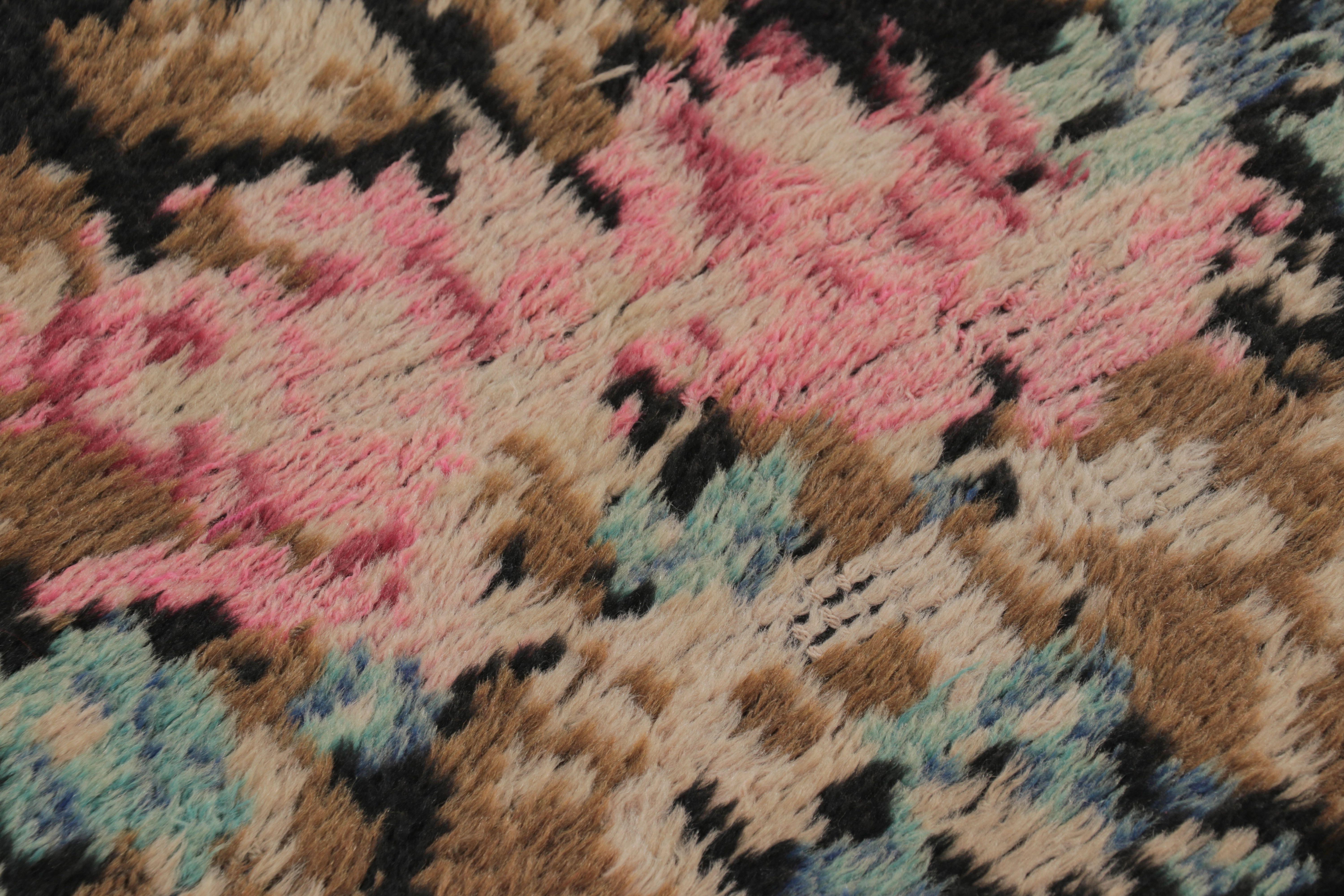 Vintage Tulu Teppich, Schwarz mit bessarabisch inspiriertem Blumenmedaillon - Rug & Kilim (Türkisch) im Angebot