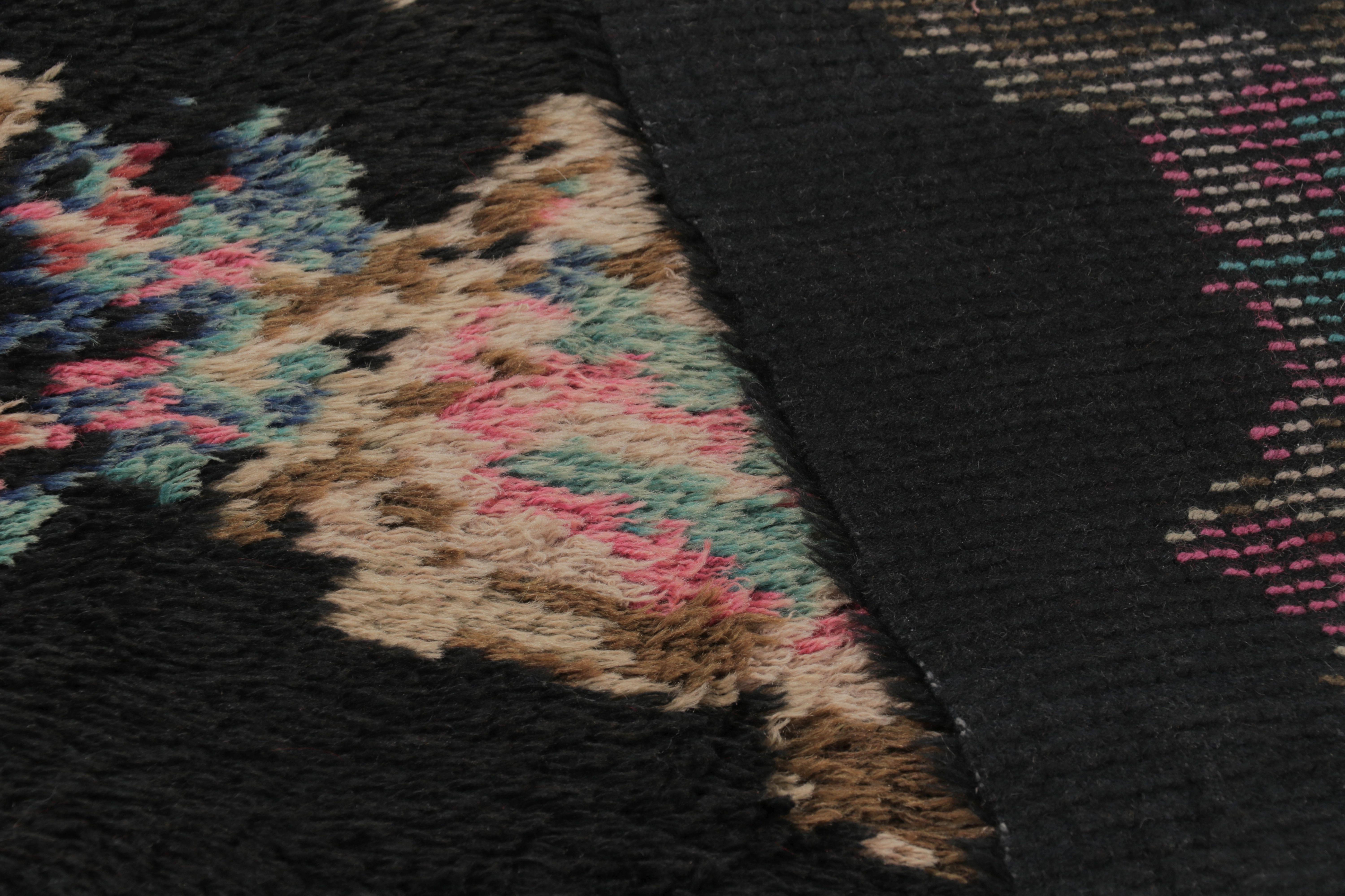 Vintage Tulu Teppich, Schwarz mit bessarabisch inspiriertem Blumenmedaillon - Rug & Kilim im Angebot 1