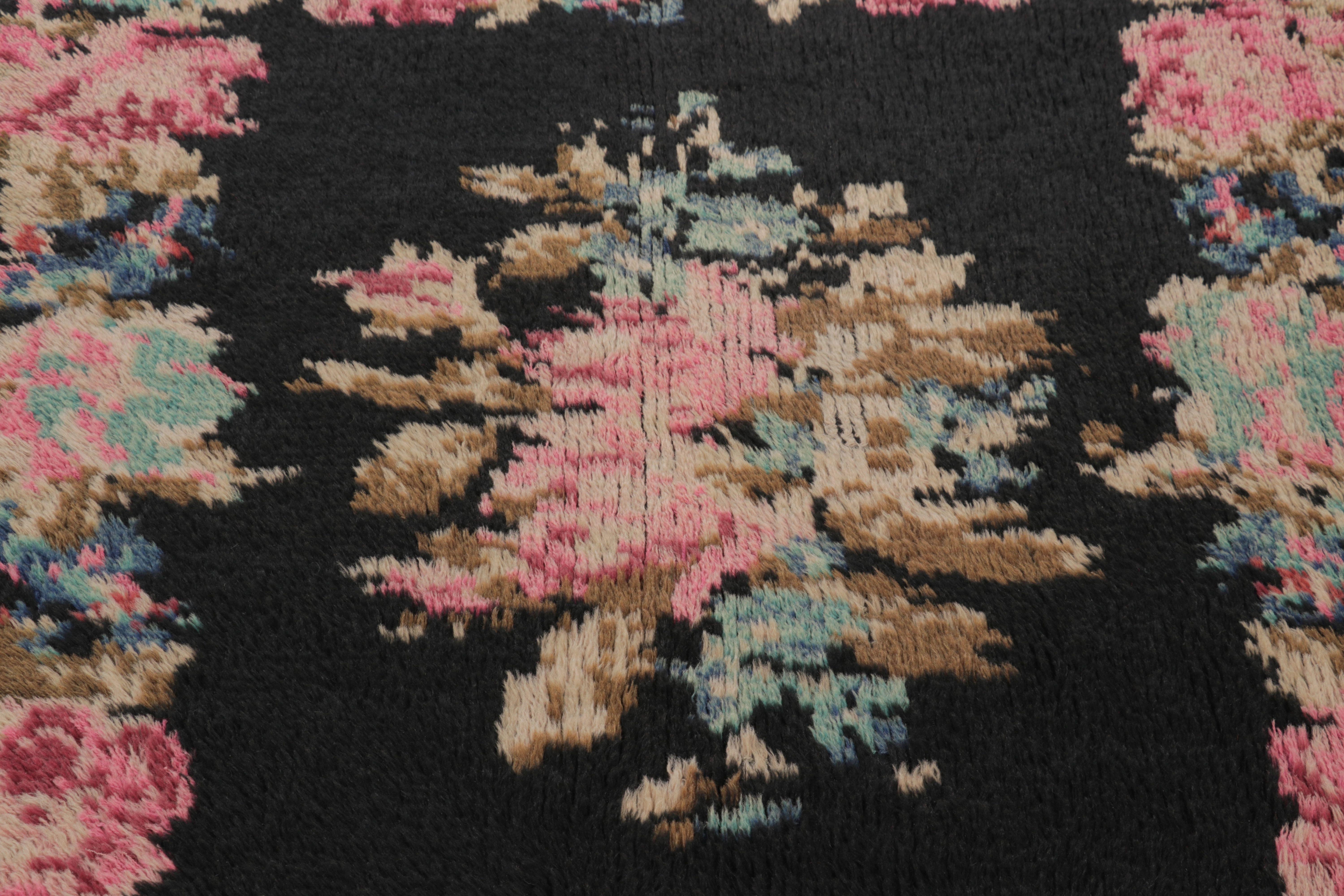 Vintage Tulu Teppich, Schwarz mit bessarabisch inspiriertem Blumenmedaillon - Rug & Kilim (Mitte 17. Jahrhundert) im Angebot