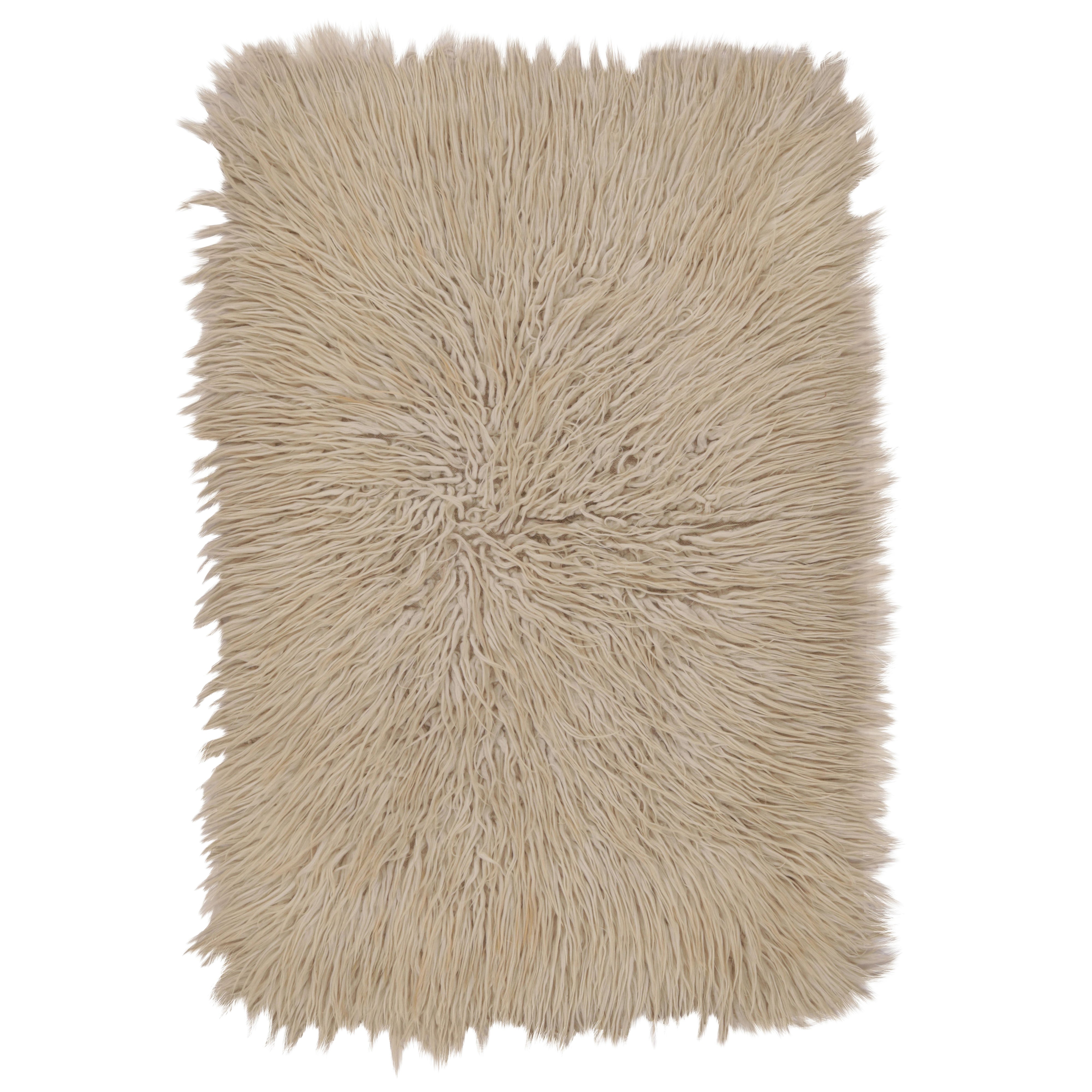 Vintage Tulu Rug, Cream White Tones in Lush Shag Pile - Rug 
Kilim For Sale