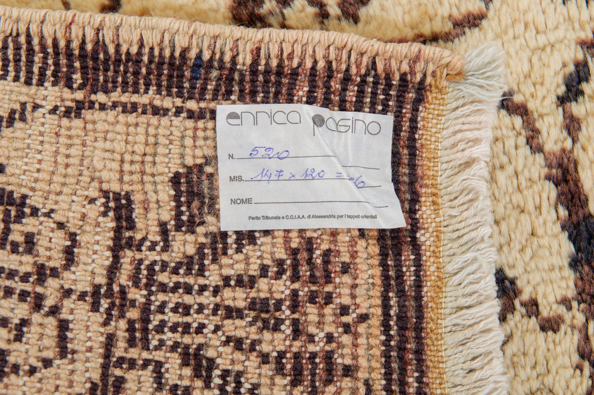 nr. 764 -  Türkischer TULU-Teppich  mit elegantem Guilloché-Muster in Indigo auf elfenbeinfarbenem Hintergrund aus flauschiger Wolle.
Es ist ein robuster Teppich, aber mit einem freundlichen Aussehen! Jetzt mit einem guten Preis, weil ich meine