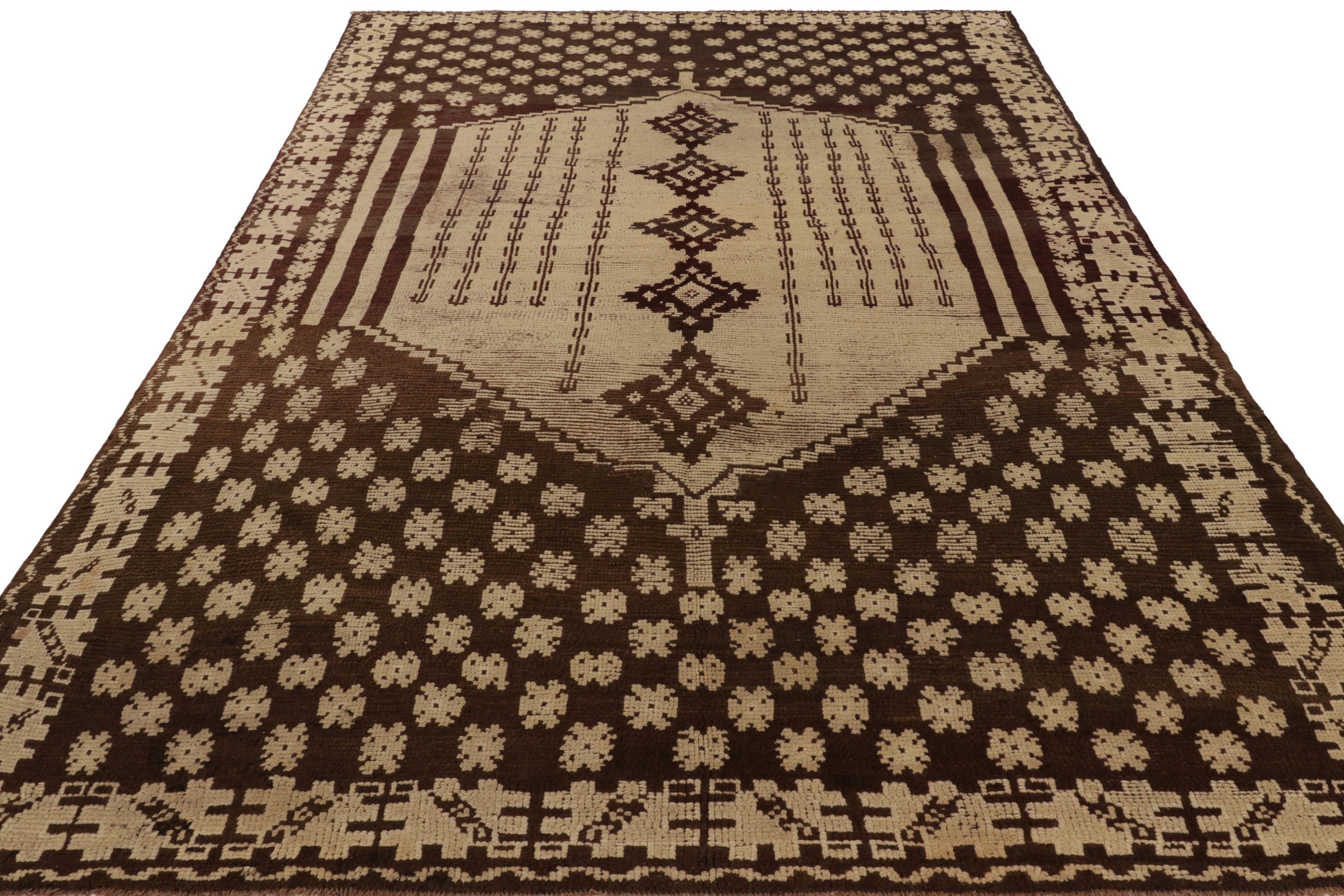 Alfombra Tulu Vintage Beige-Marrón con Medallón Geométrico - Rug & Kilim en Bueno estado para la venta en Long Island City, NY