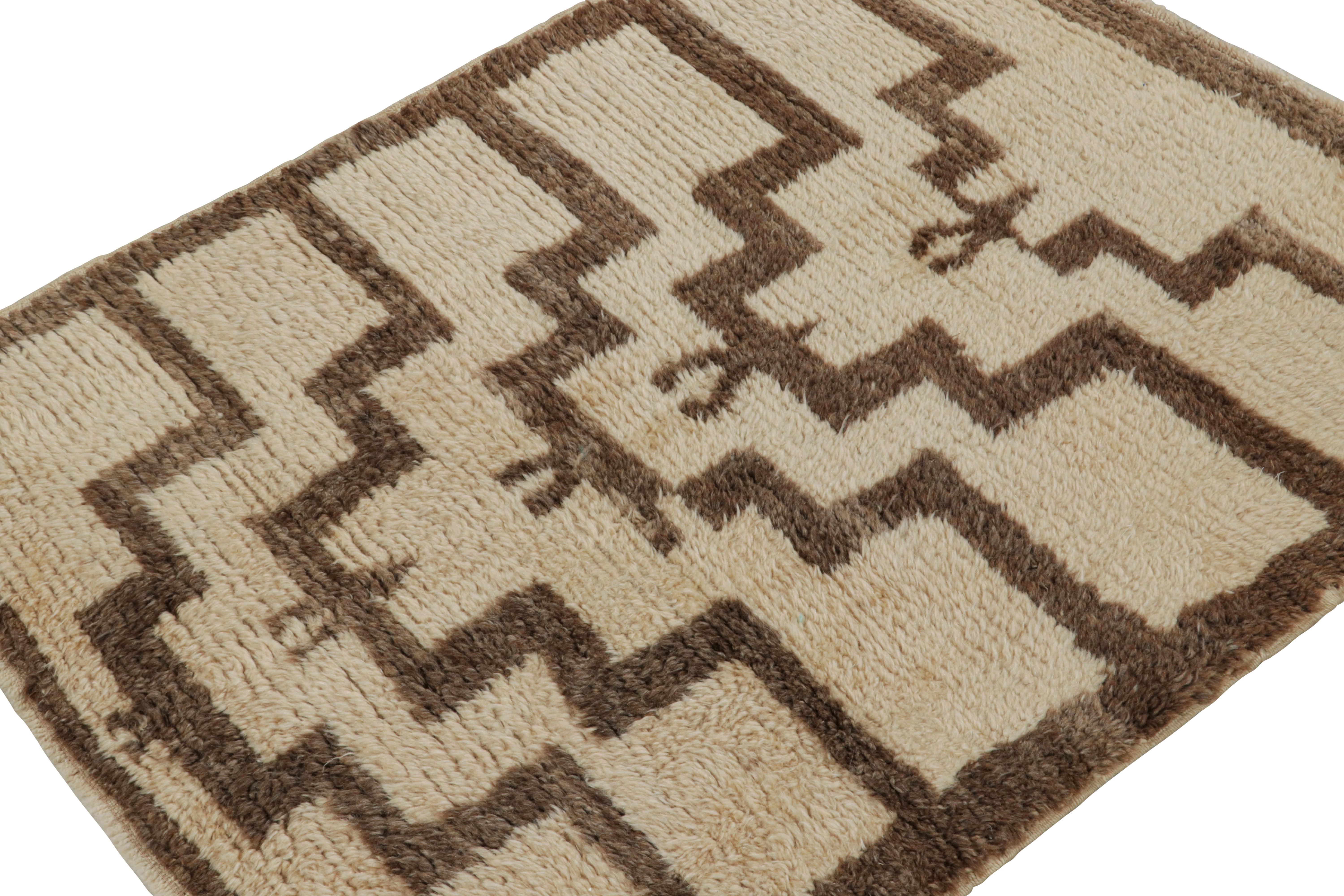 Dieser handgeknüpfte Wollteppich aus 4x4 Tulu, circa 1950-1960, gehört zur Familie der Tulus mit minimalistischen geometrischen Mustern, wie sie in dem satten Braun auf Beige zu sehen sind.  

Über das Design: 

Tulus gehören zu den begehrtesten