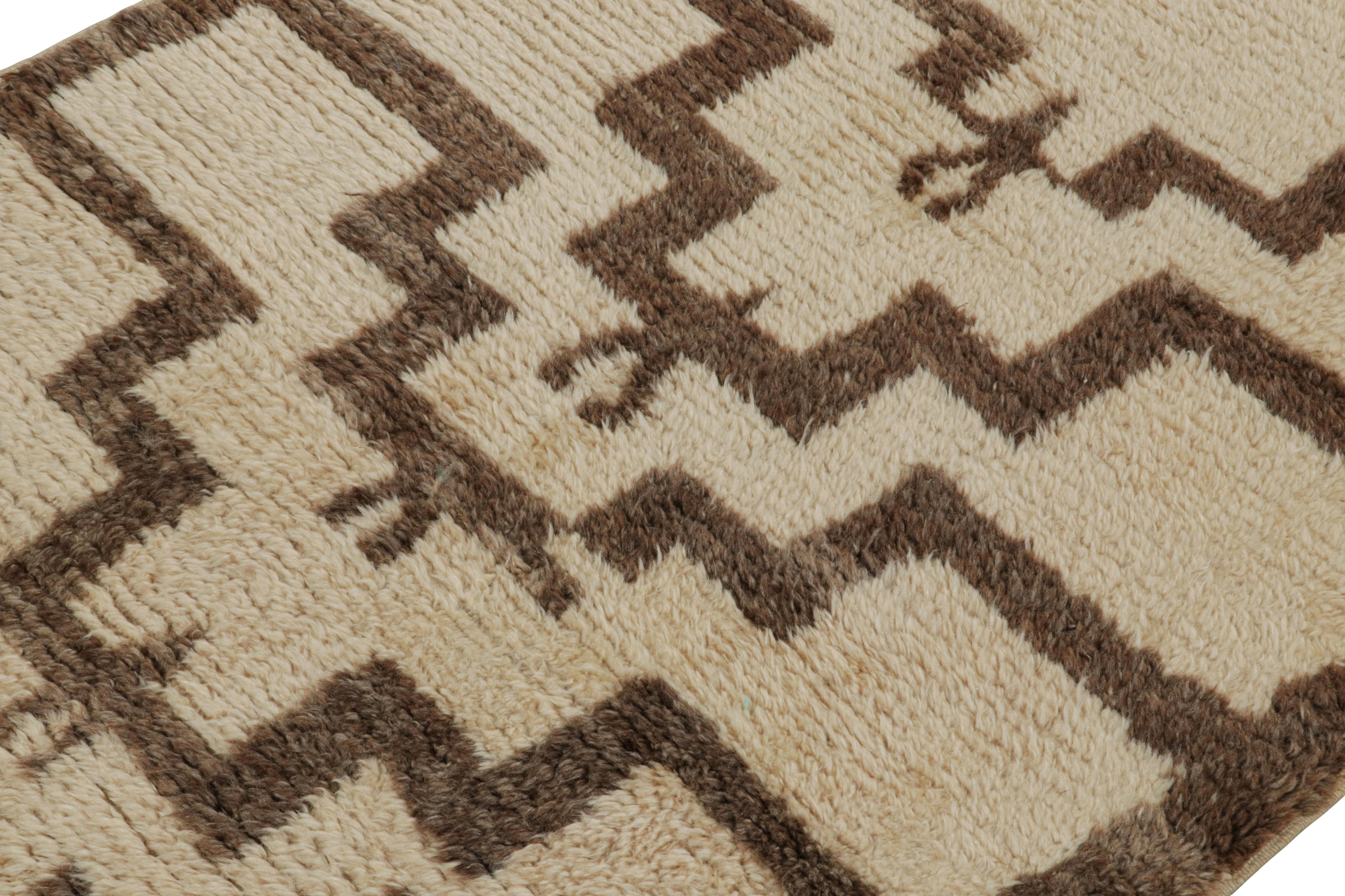 Annodato a mano Tappeto Tulu vintage in beige con motivi geometrici marroni, da Rug & Kilim in vendita