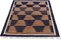 Tapis Tulu vintage marron, bleu nuit et blanc à motif géométrique par Rug & Kilim