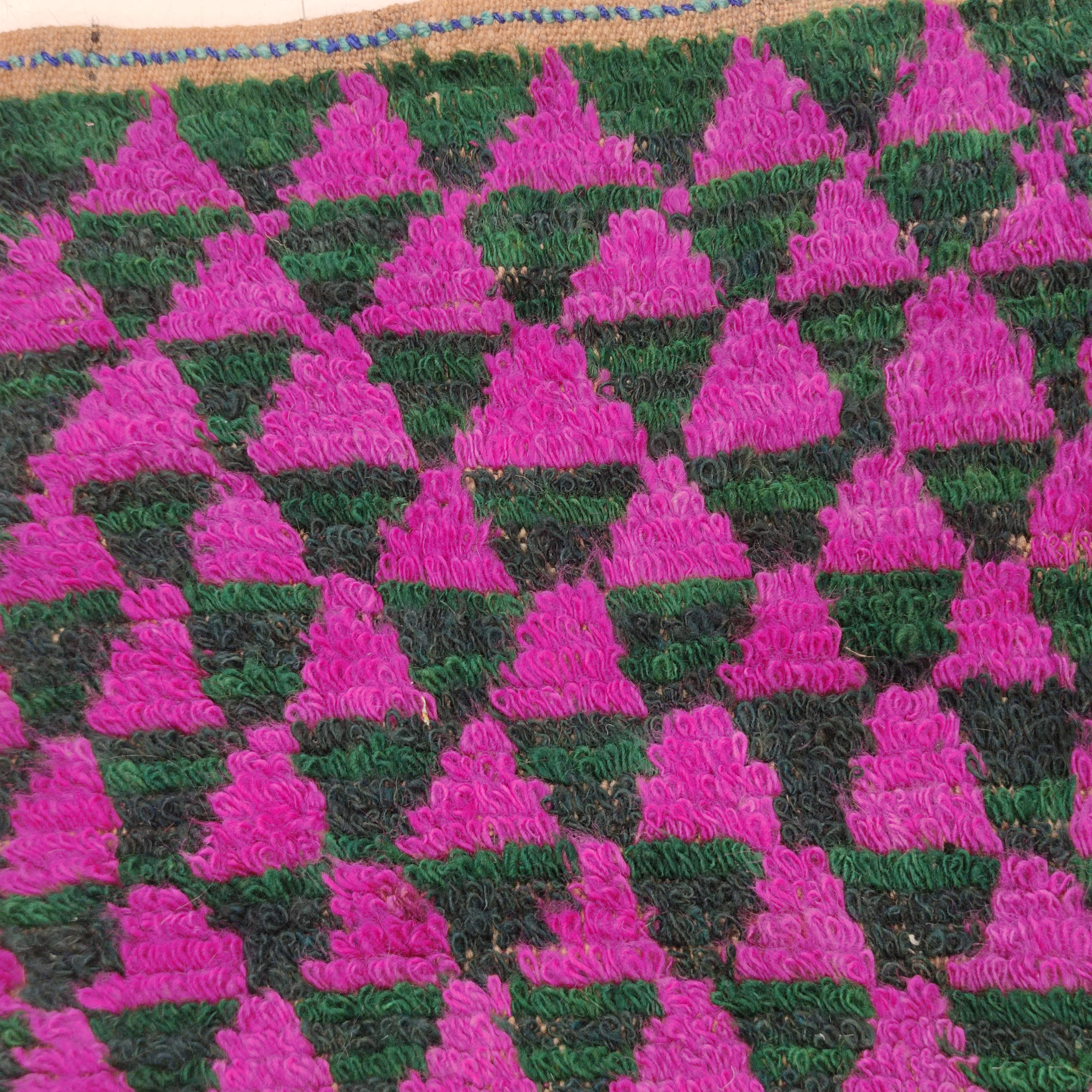 Vintage Tulu Rug in Fuchsia Pink and Emerald Green In Good Condition For Sale In Milan, IT