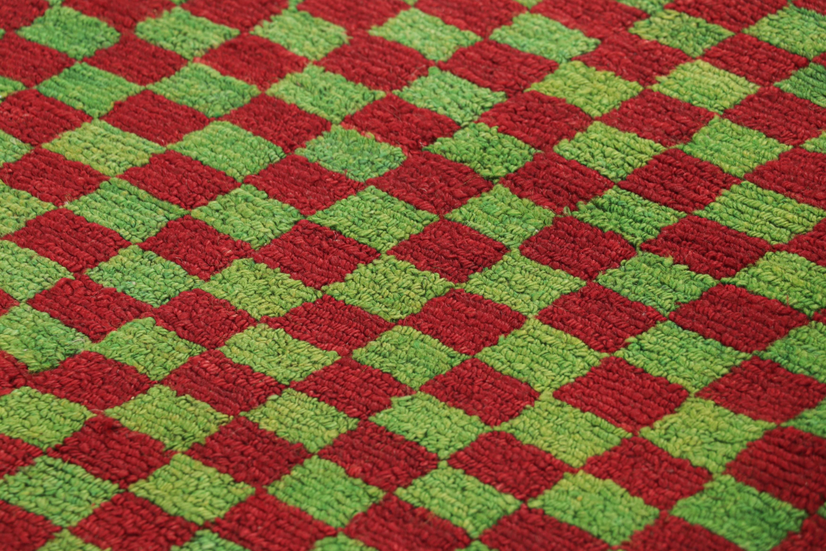 Dieser handgeknüpfte Tulu-Teppich im Format 4x5 stammt aus der Türkei (ca. 1950-1960) und gehört jetzt zur Antik- und Vintage-Kollektion von Rug & Kilim. Der gesunde Schlingenflor weist ein gut definiertes Schachbrettmuster in Papageiengrün und