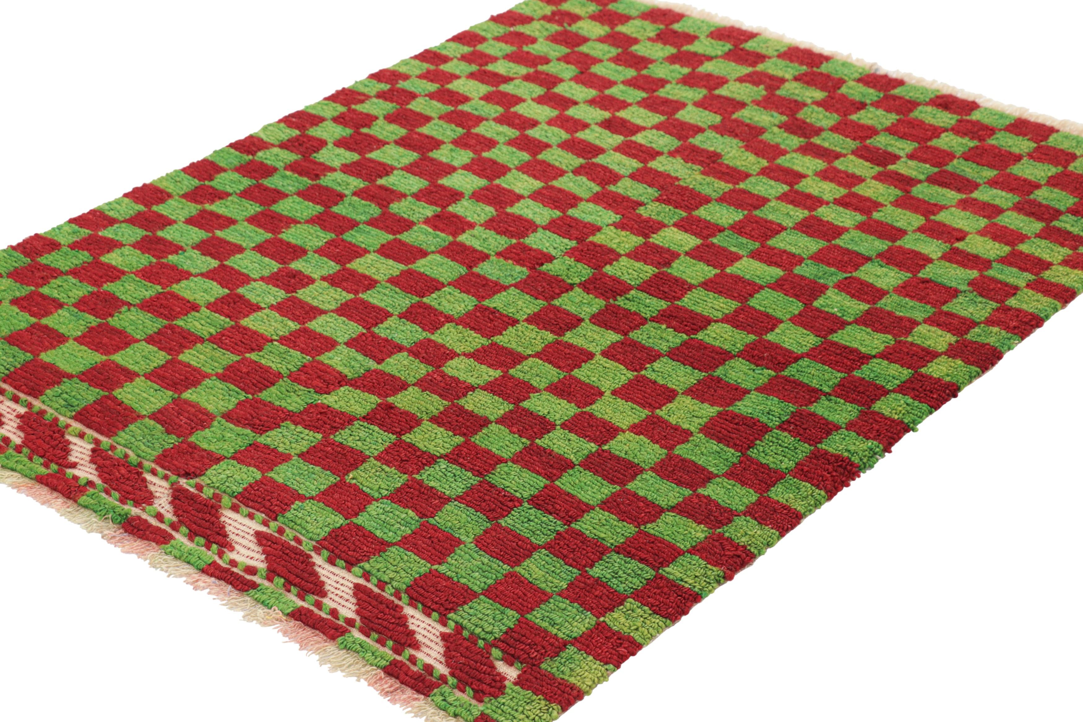 1950er Jahre Vintage Tulu-Teppich in Rot, Grün mit geometrischem Schachbrettmuster von Teppich & Kelim (Türkisch) im Angebot
