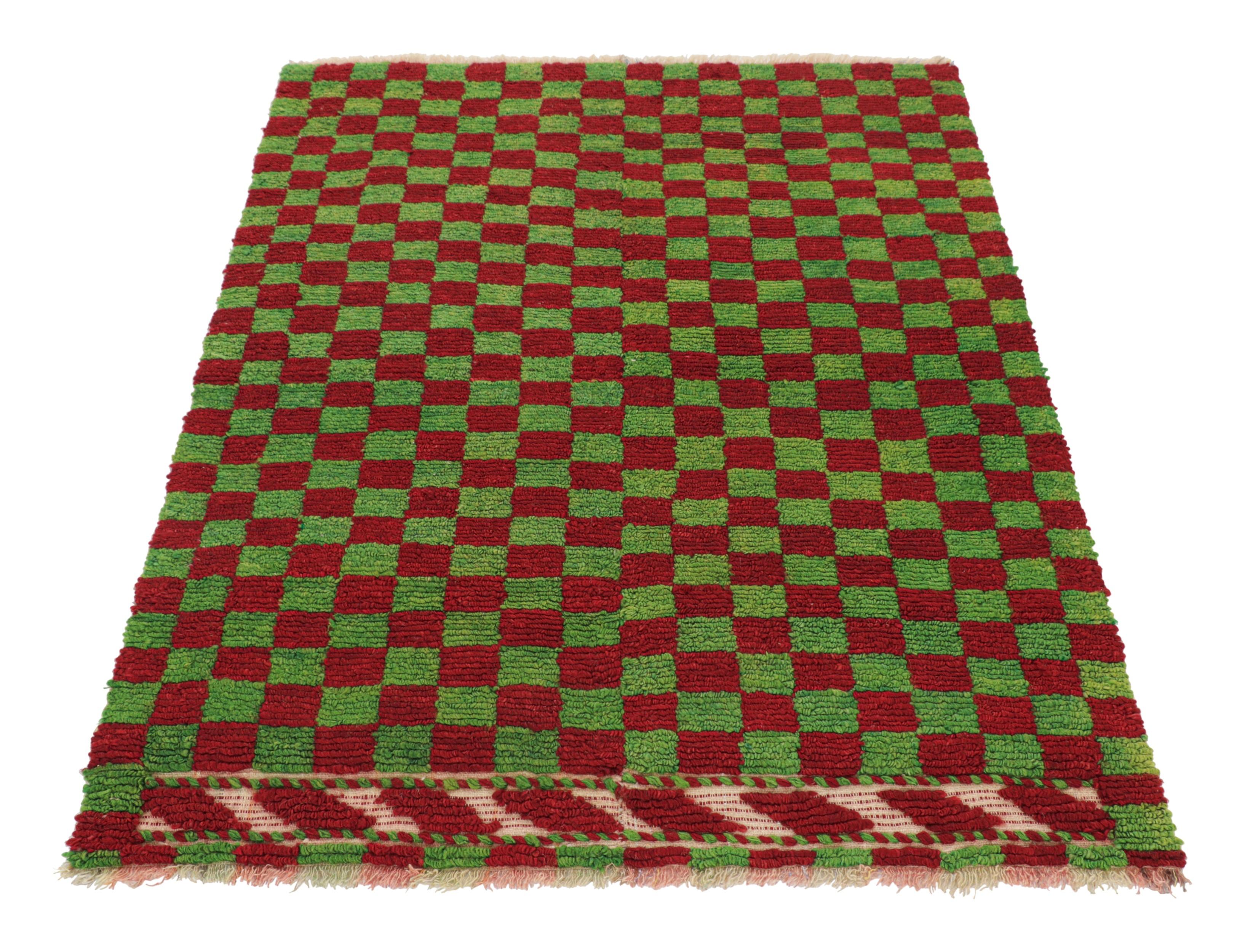 1950er Jahre Vintage Tulu-Teppich in Rot, Grün mit geometrischem Schachbrettmuster von Teppich & Kelim (Handgeknüpft) im Angebot