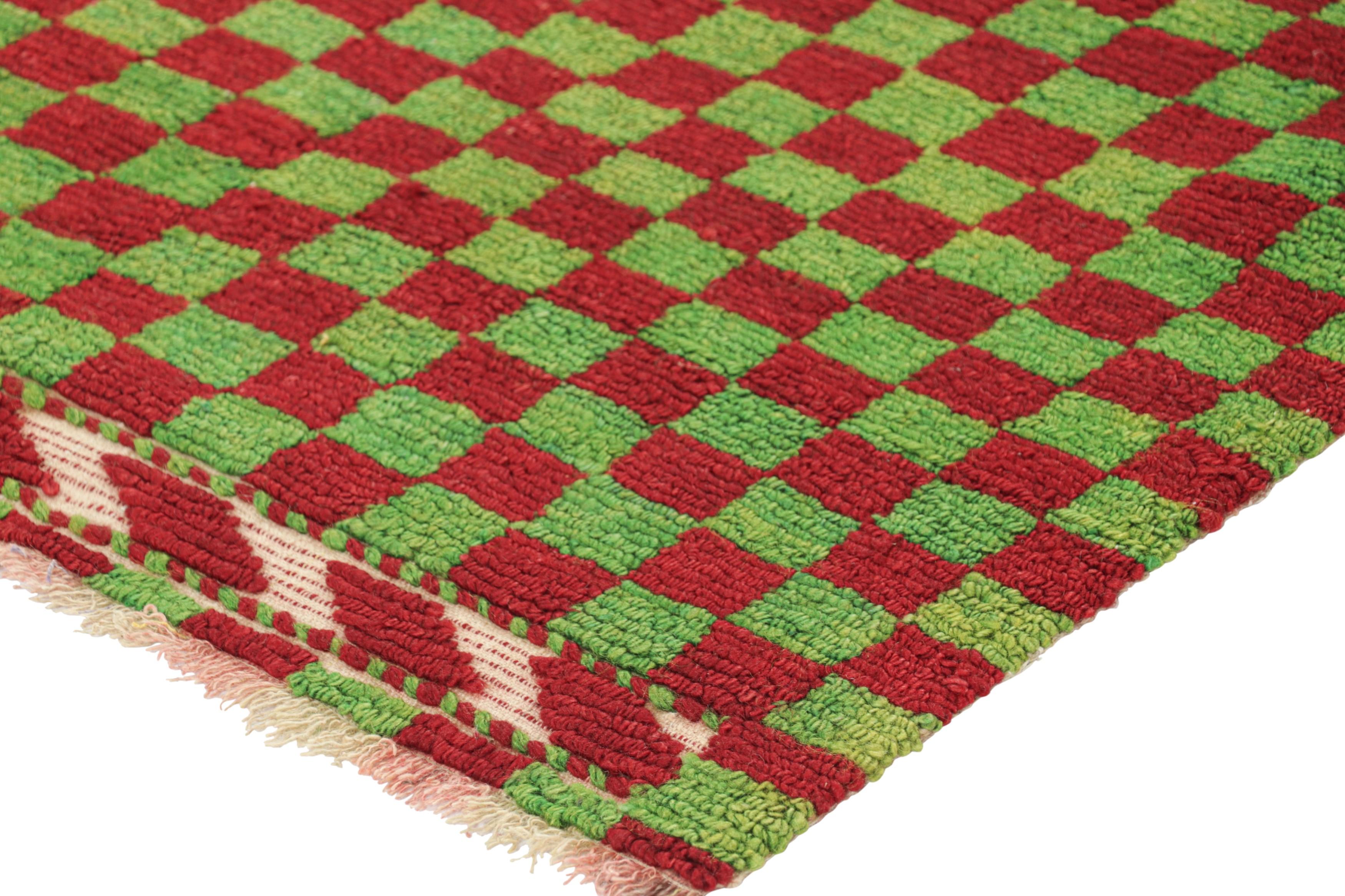 1950er Jahre Vintage Tulu-Teppich in Rot, Grün mit geometrischem Schachbrettmuster von Teppich & Kelim im Zustand „Gut“ im Angebot in Long Island City, NY