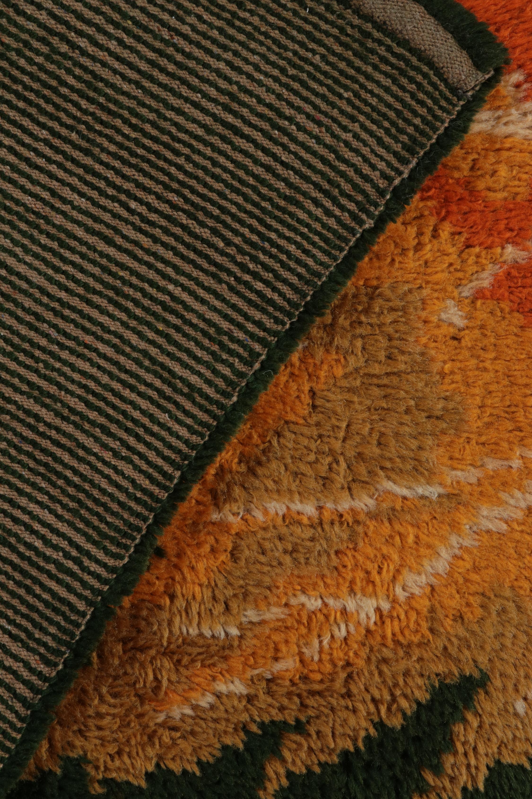 Milieu du XXe siècle Tapis Tulu vintage vert avec affiches de feuilles orange et dorées par Rug & Kilim en vente