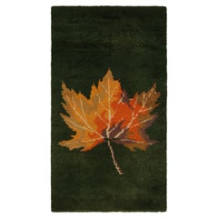 Tapis Tulu vintage vert avec affiches de feuilles orange et dorées par Rug & Kilim