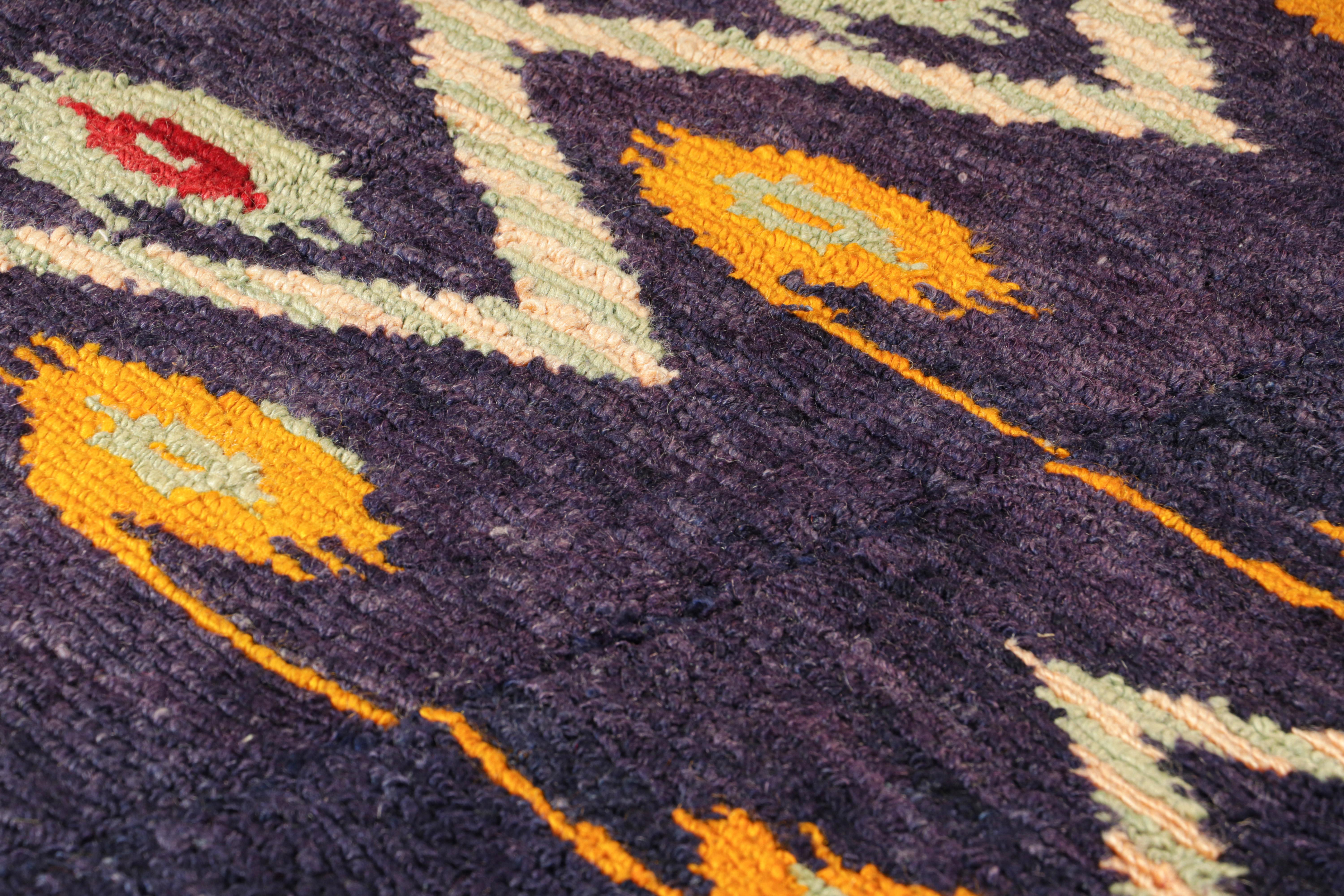 Dieser handgeknüpfte Wollteppich aus der Türkei (ca. 1950-1960) zeigt ein indigoblaues Feld mit Chevrons und geometrischen Mustern in verschiedenen warmen und leuchtenden, verspielten Farben.  

Über das Design: 

Tulus gehören zu den begehrtesten