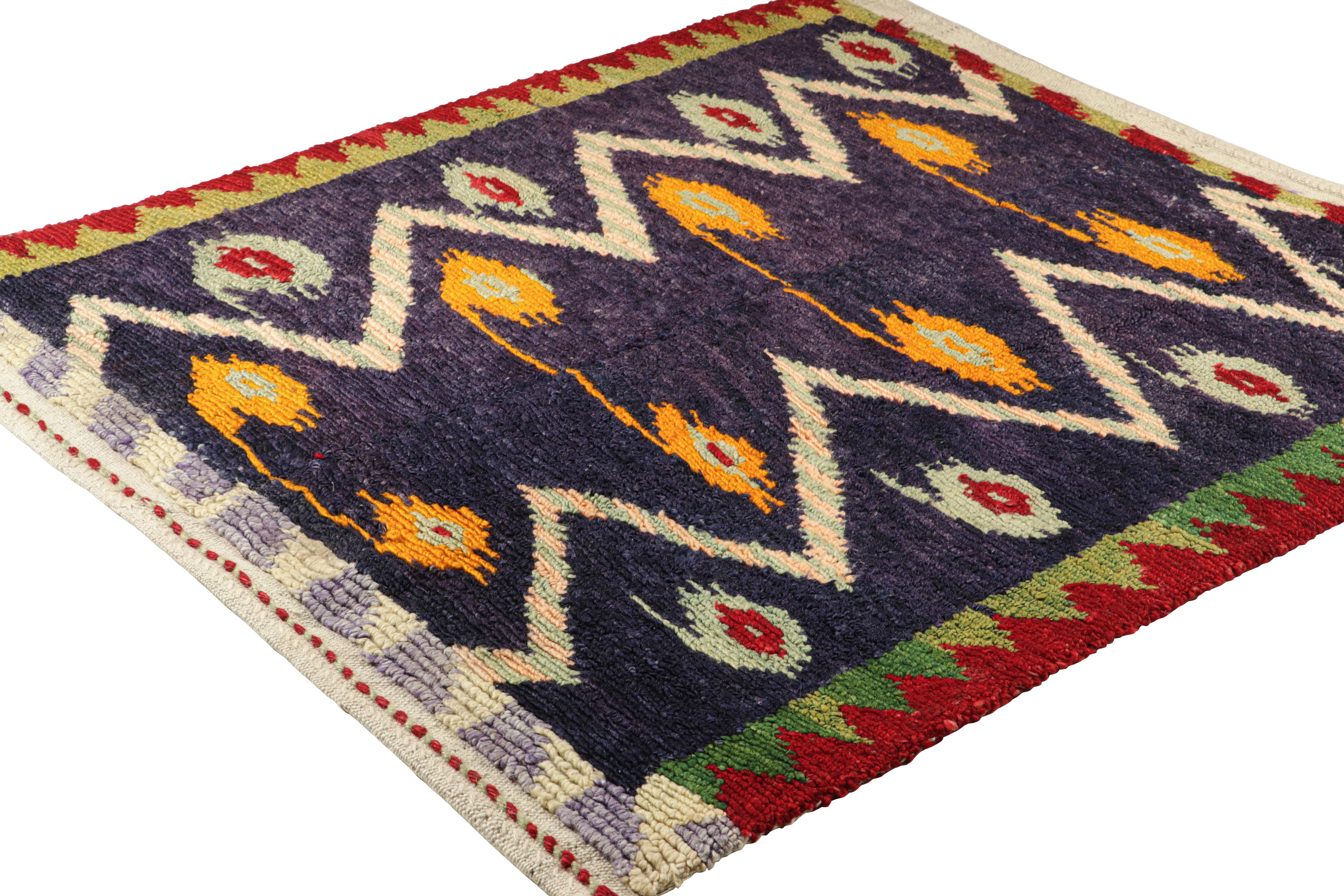 Vintage-Tulu-Teppich in Indigoblau mit bunten Chevron-Mustern von Rug & Kilim (Handgeknüpft) im Angebot