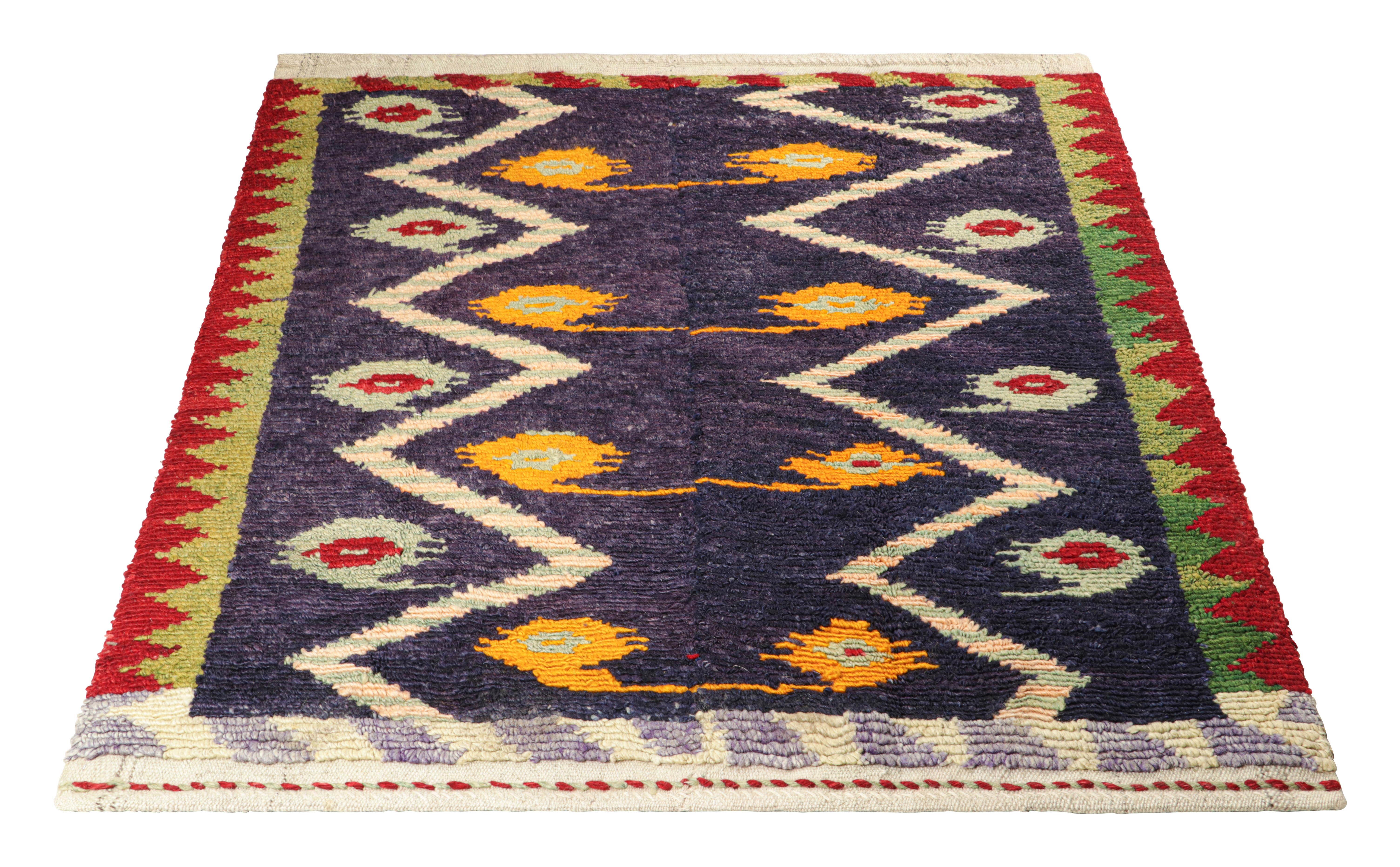 Vintage-Tulu-Teppich in Indigoblau mit bunten Chevron-Mustern von Rug & Kilim im Zustand „Gut“ im Angebot in Long Island City, NY