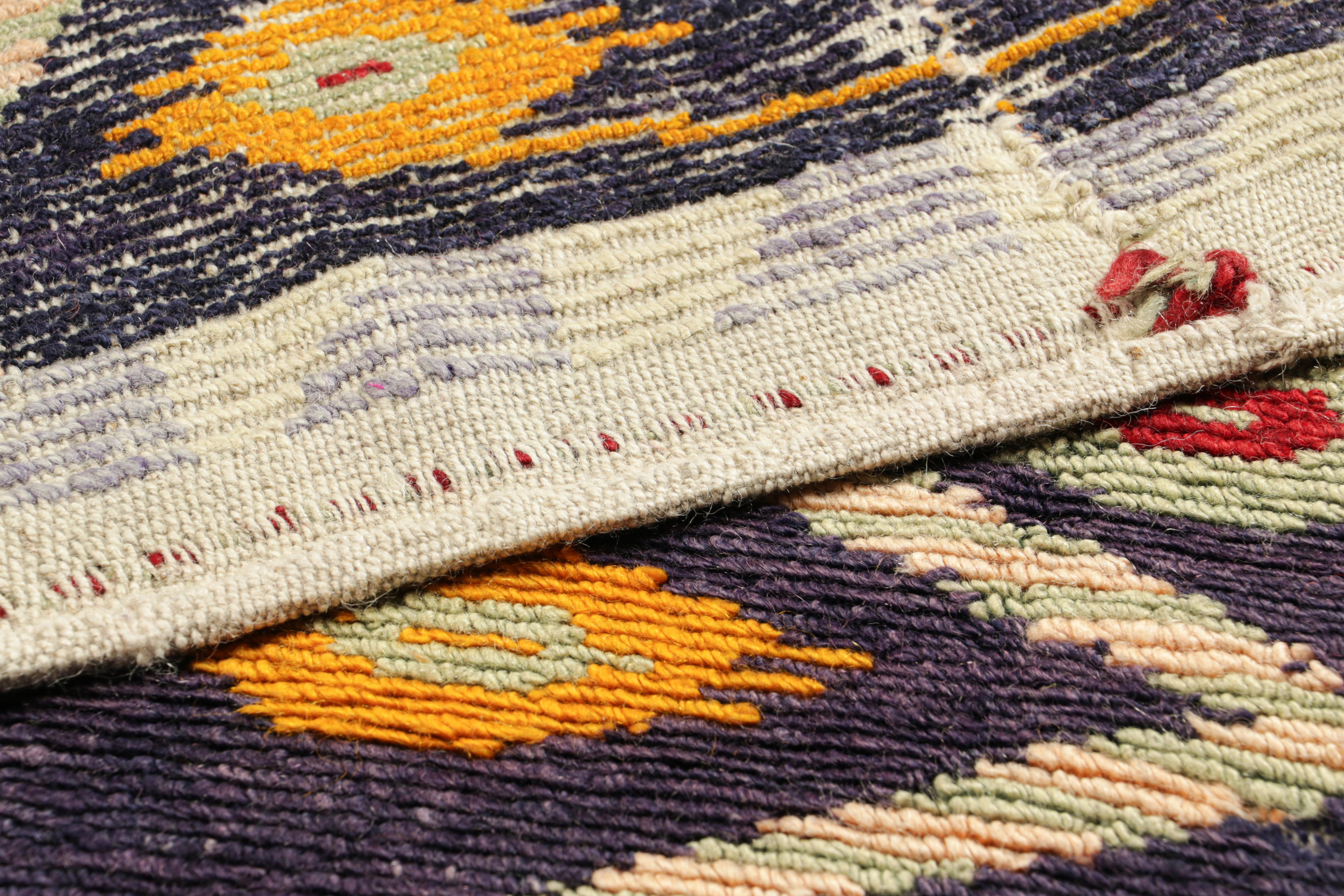 Vintage-Tulu-Teppich in Indigoblau mit bunten Chevron-Mustern von Rug & Kilim (Wolle) im Angebot