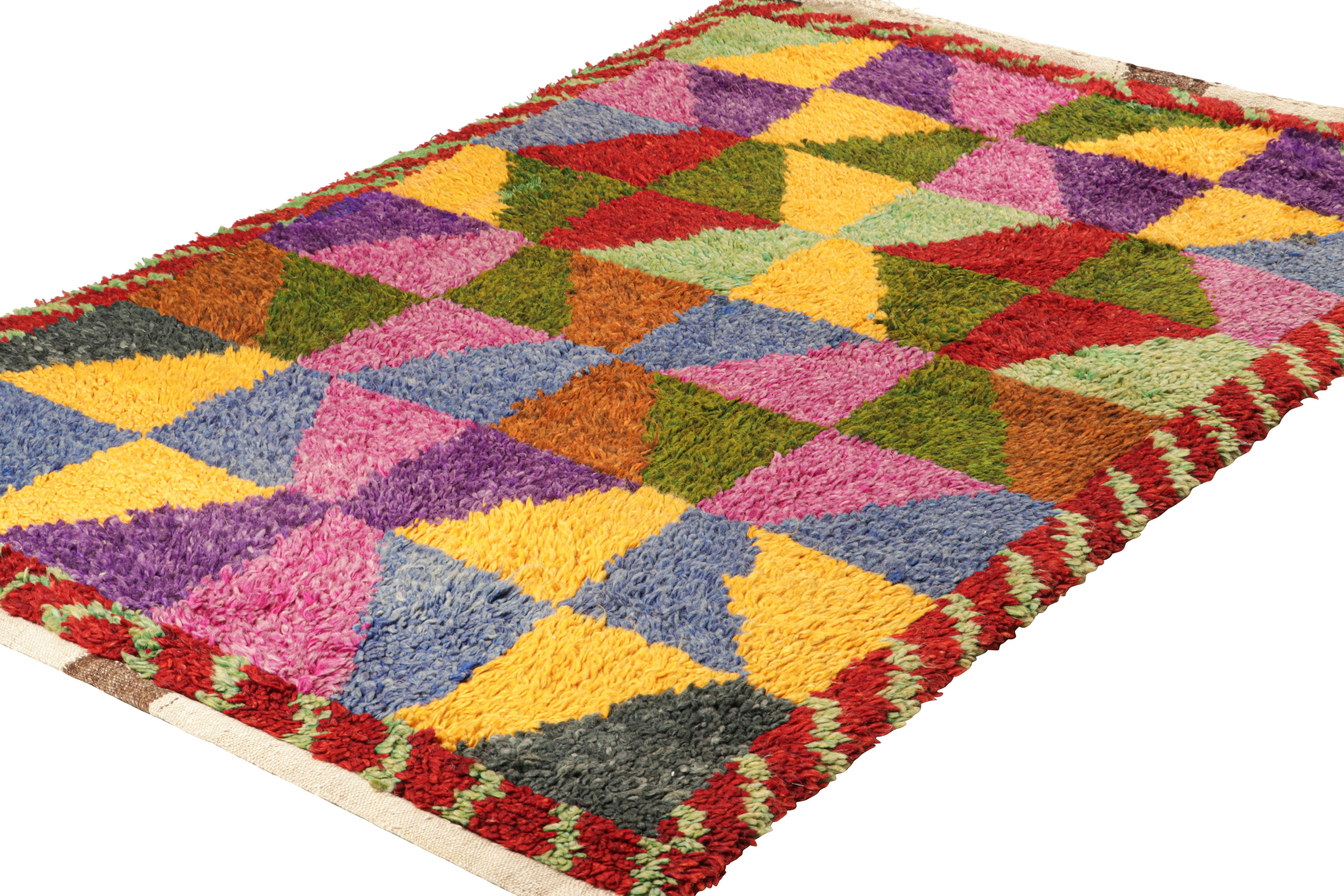 Vintage-Tulu-Teppich mit bunten geometrischen Rautenmustern, von Rug & Kilim (Handgeknüpft) im Angebot