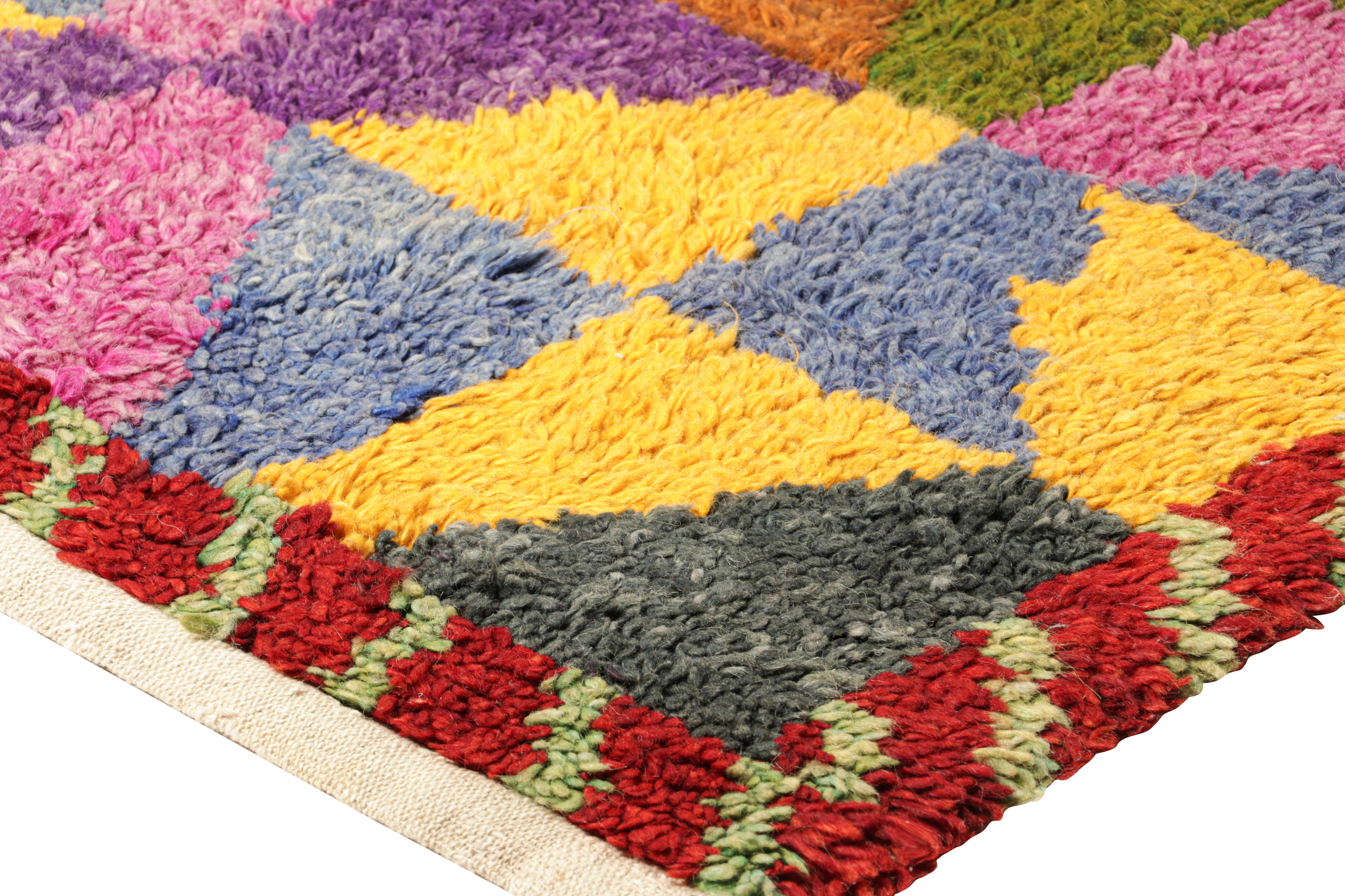 Vintage-Tulu-Teppich mit bunten geometrischen Rautenmustern, von Rug & Kilim (Mitte des 20. Jahrhunderts) im Angebot