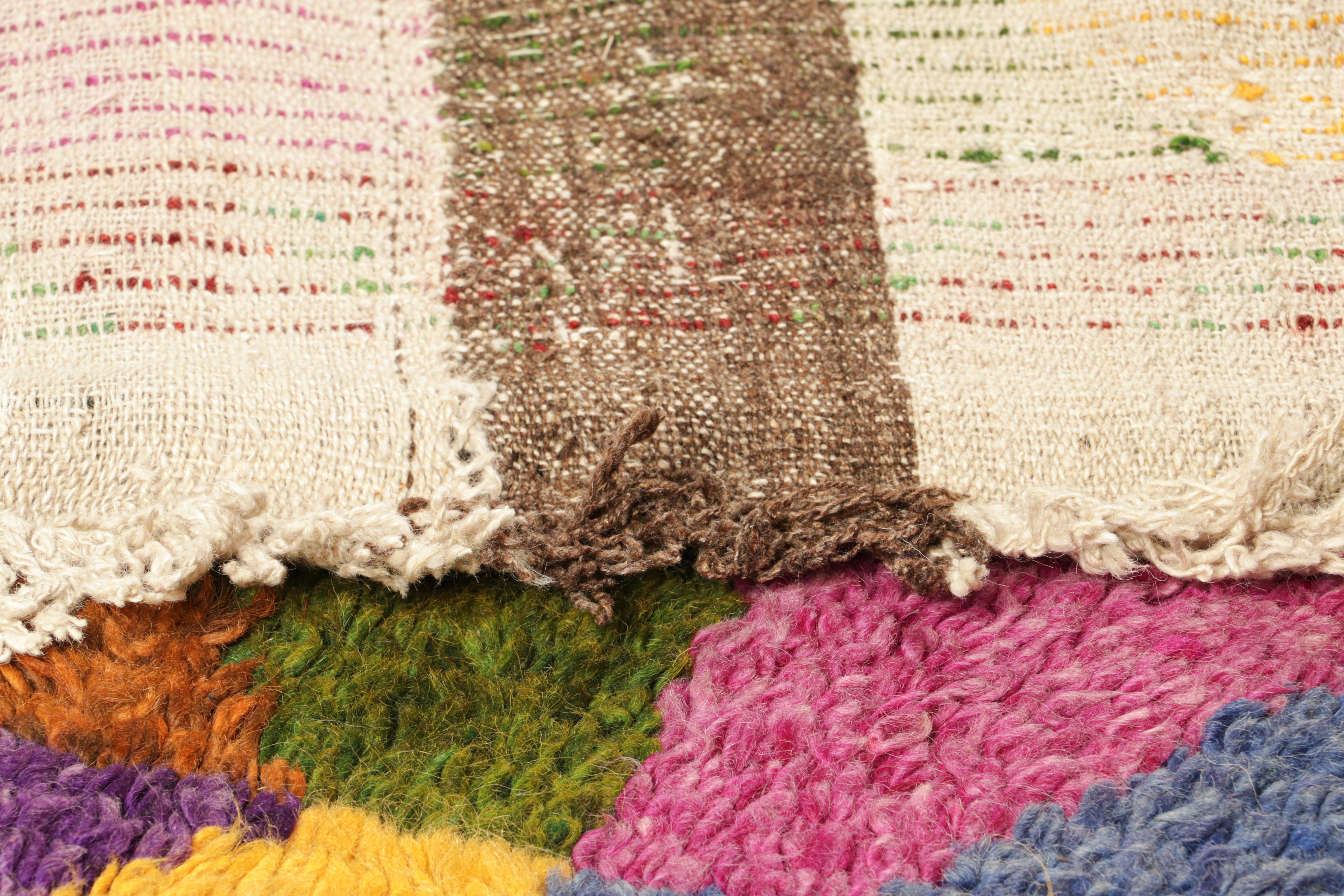 Vintage-Tulu-Teppich mit bunten geometrischen Rautenmustern, von Rug & Kilim (Wolle) im Angebot
